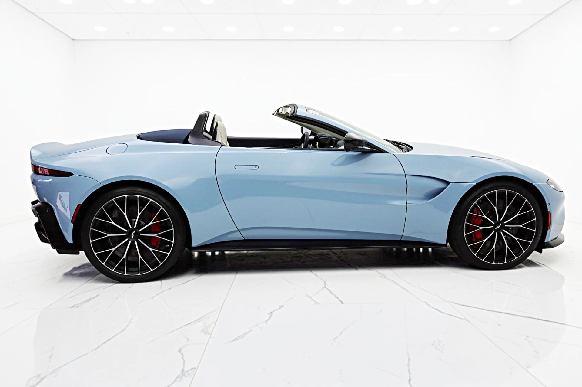 mph015_731082222_Used_2022_Aston_Martin_Vantage_Roadster_b6cbbcff85