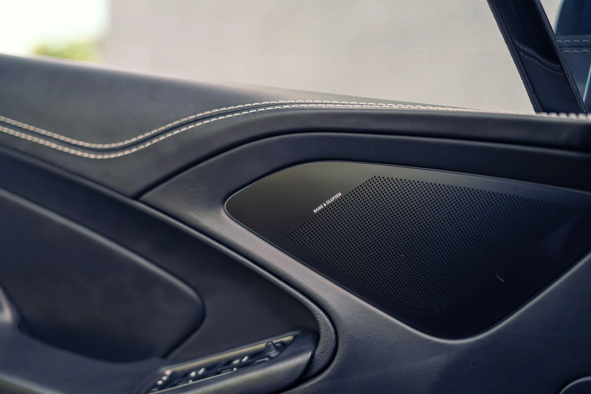 mph015_756547313_Used_2014_Aston_Martin_Vanquish_Carbon_Exterior_Package_1783984882_a0407221f9