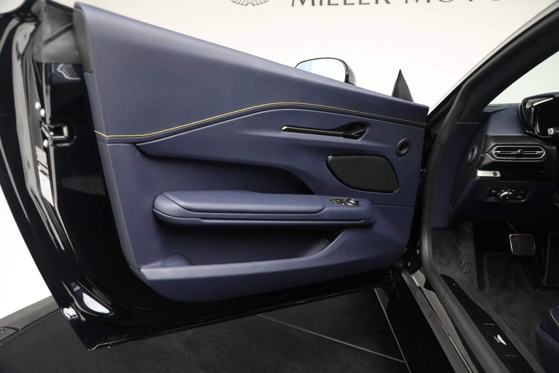 mph015_784391076_New_2026_Aston_Martin_Vantage_91c88e6d5b