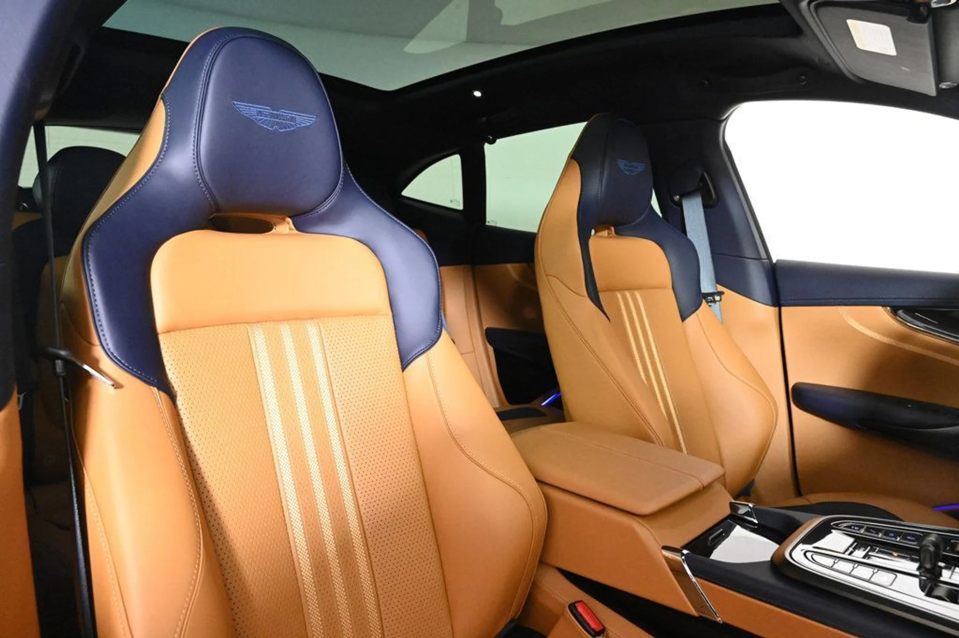 mph015_790087398_new_2025_aston_martin_dbx_707awd_11350_22933644_15_1024_3d56b10744