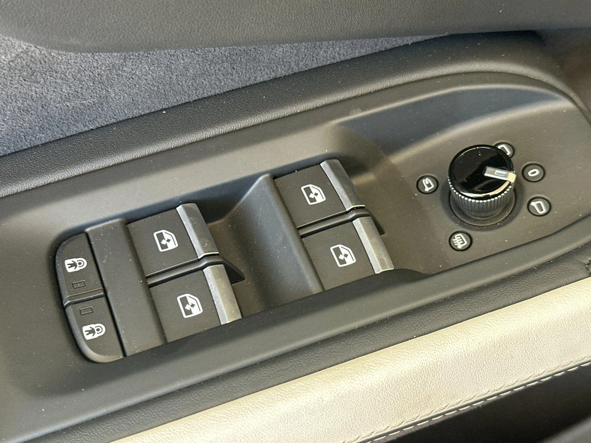 mph015_819488780_New_2025_Lamborghini_Urus_SE_1777105880_1a7312398a