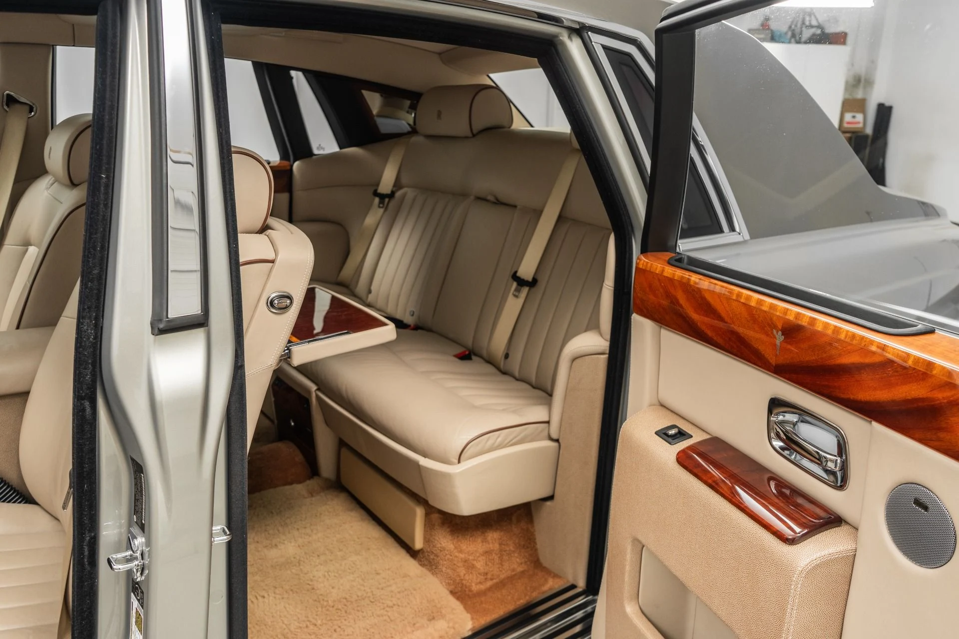 mph015_824482106_Used_2007_Rolls_Royce_Phantom_Two_Tone_Exterior_and_Interior_Chromed_Wheels_1782334657_1e4e7eb2b5