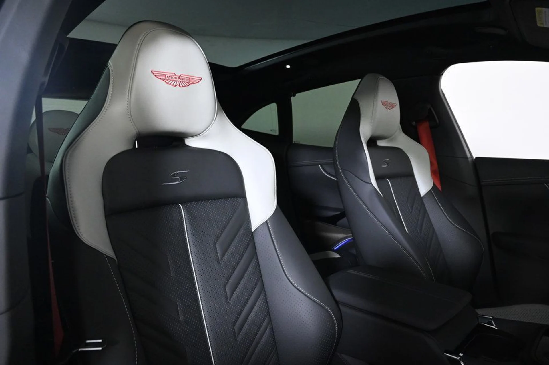 mph015_84257510_new_2026_aston_martin_dbx_sawd_11350_23000820_15_1024_a5118d5eaa