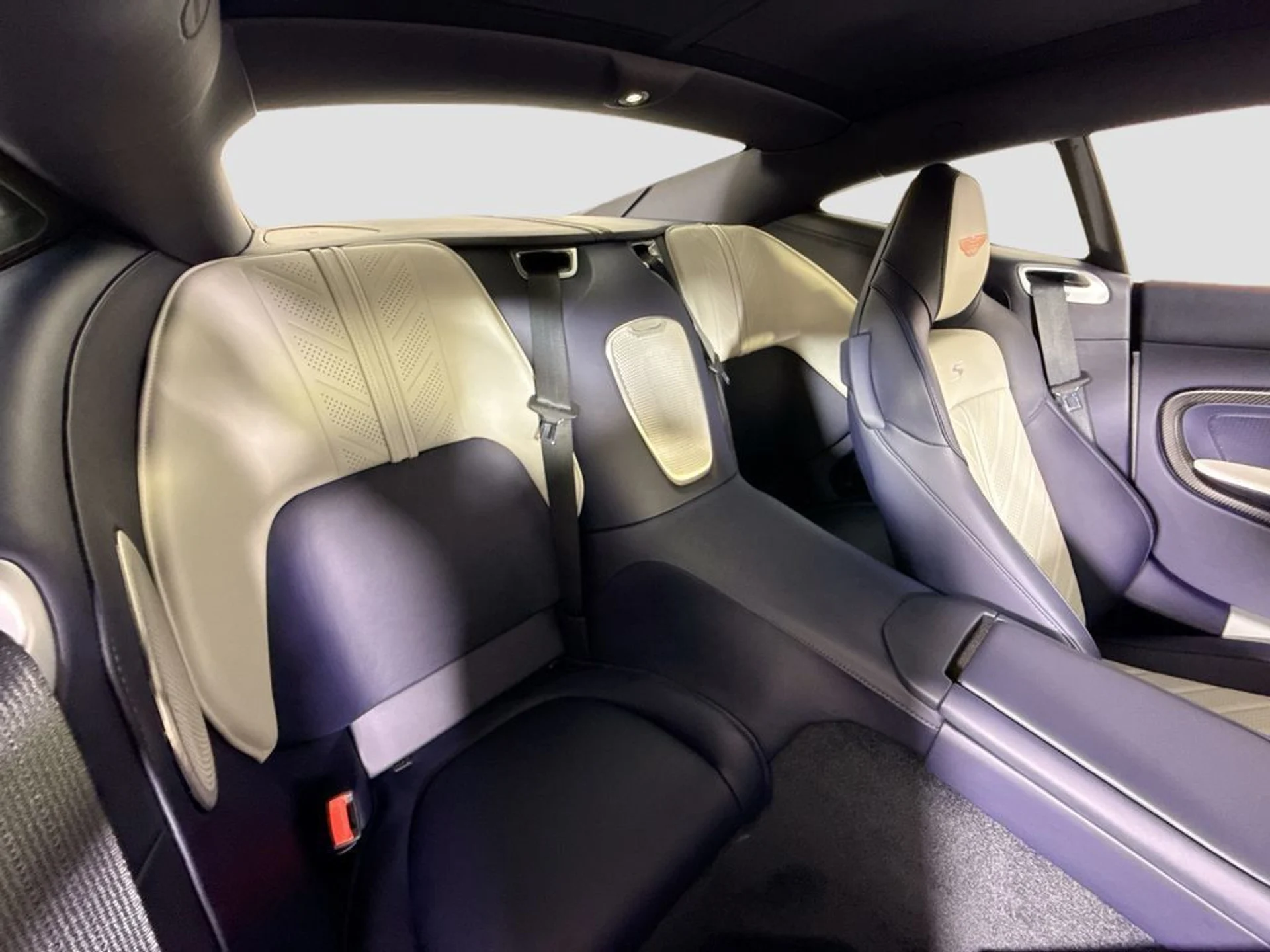 mph015_847812447_new_2026_aston_martin_db12_11350_23038289_16_1024_ad27b8177a