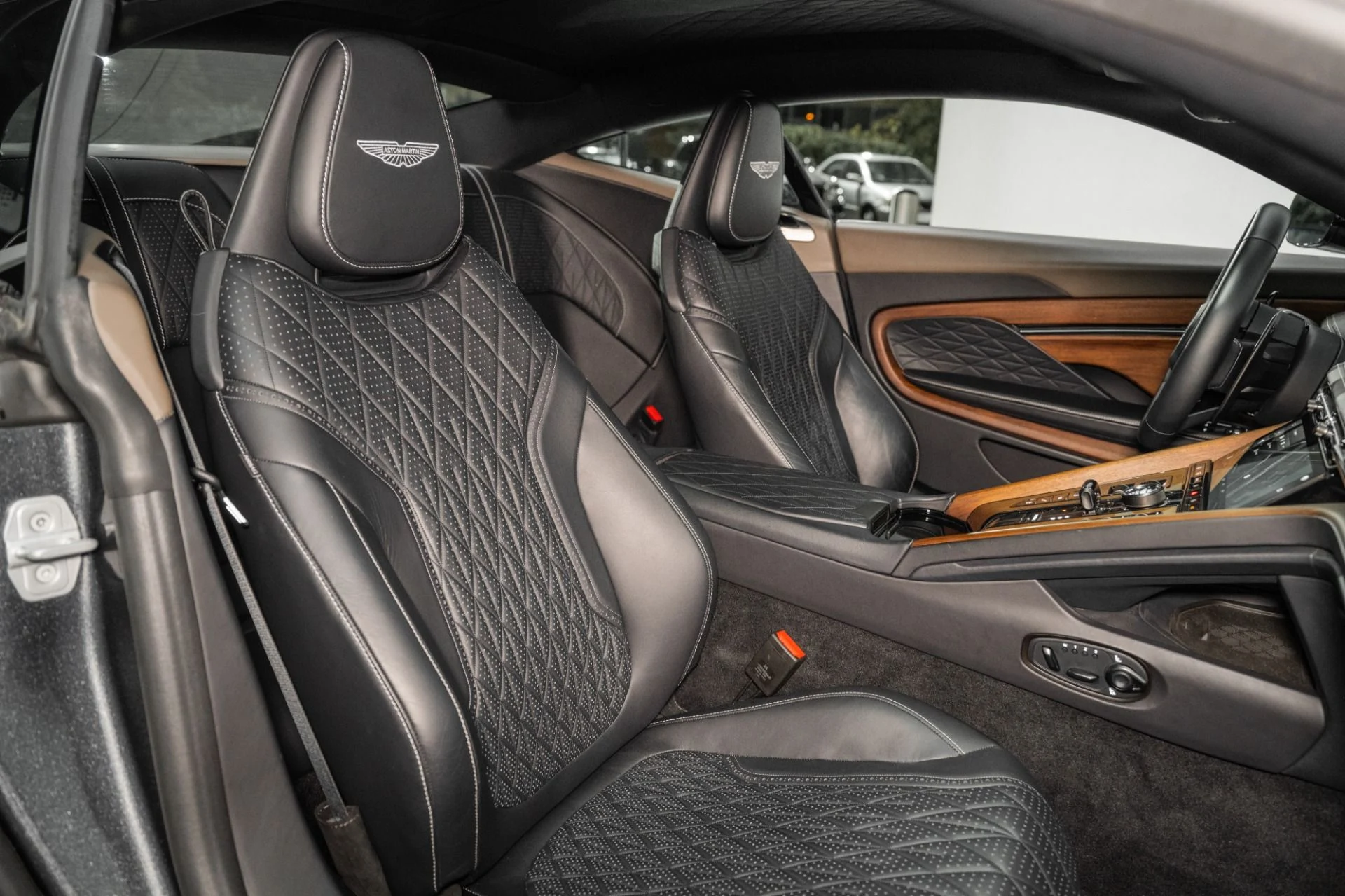 mph015_852447318_New_2024_Aston_Martin_DB_12_V8_1761150102_f392c5c70e