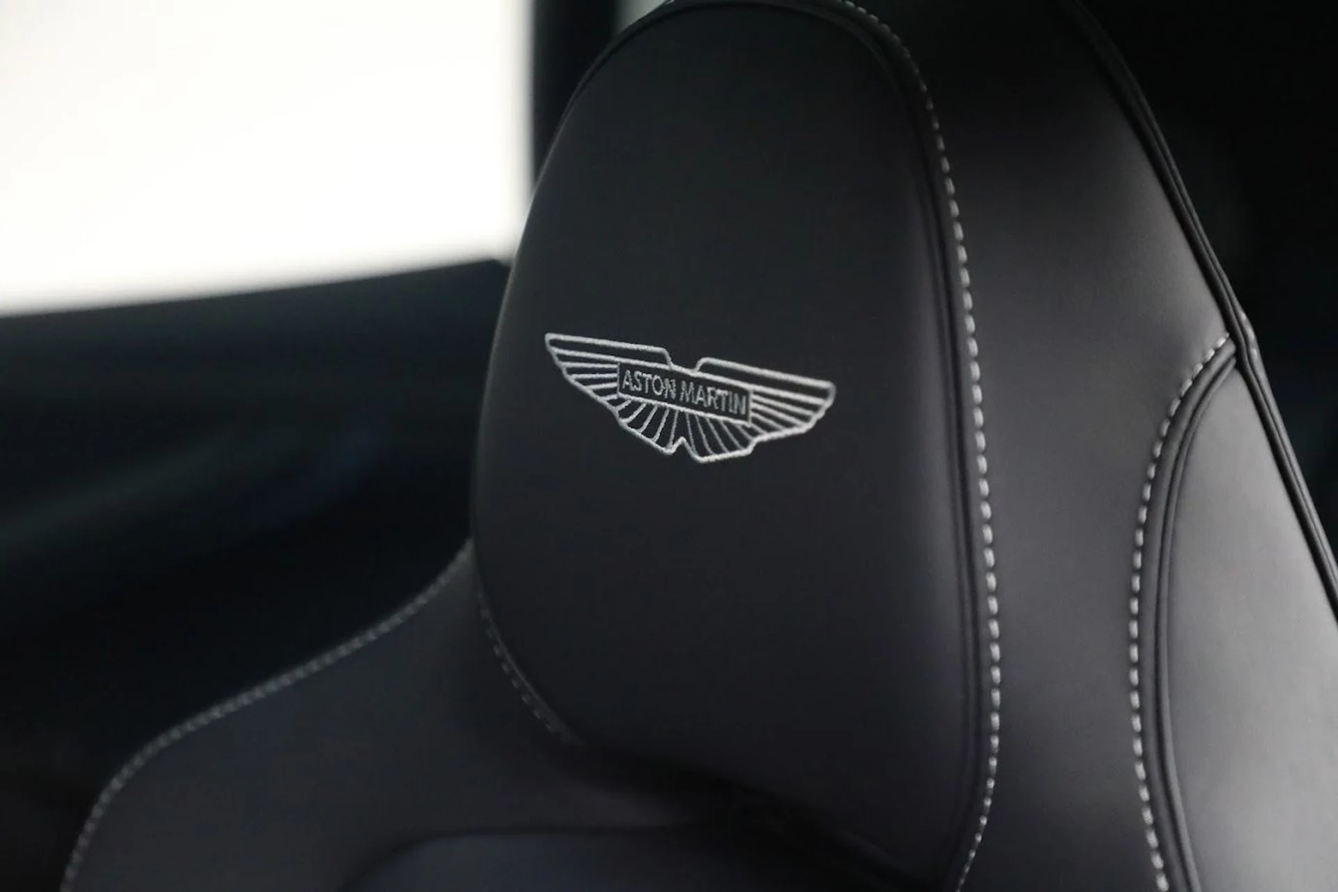 mph015_860677293_New_2025_Aston_Martin_DBX_707_aafc3cd4dd