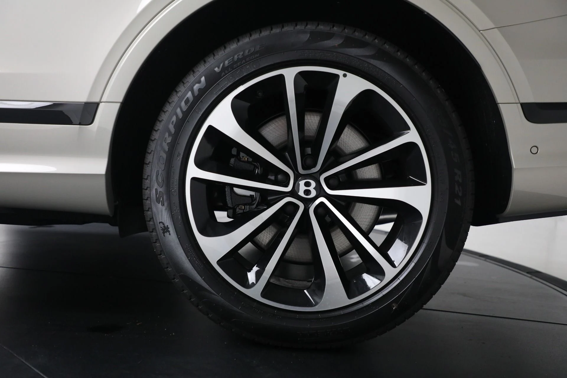 mph015_862138689_New_2025_Bentley_Bentayga_V8_4e3ab2e57a
