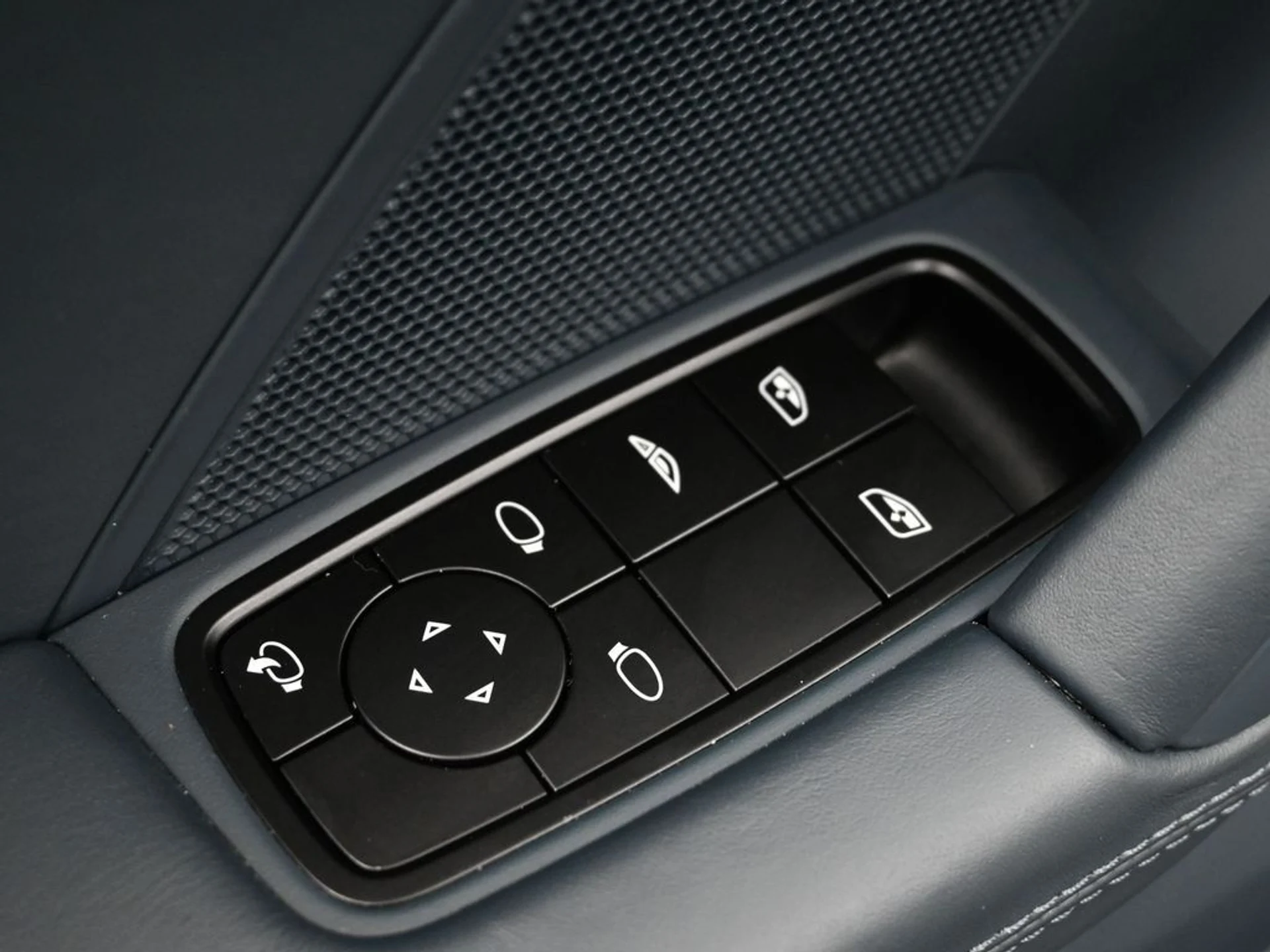 mph015_862893219_5192b367e4cae33e0ba74dcb6e4c68cdx_6a7b5f1e95