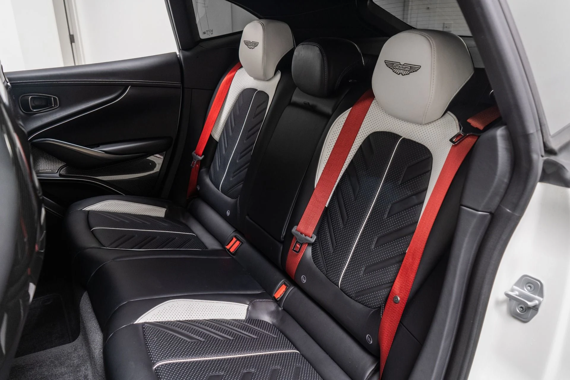 mph015_866112972_Used_2026_Aston_Martin_DBX_S_1792083378_20fa869fc3