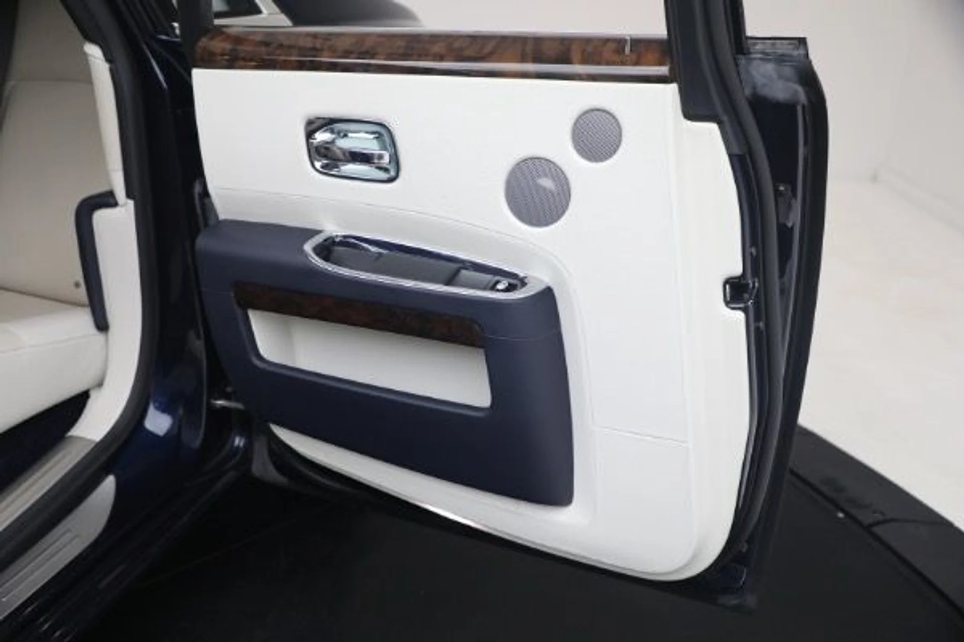mph015_870309183_Used_2014_Rolls_Royce_Ghost_c7a04288f3
