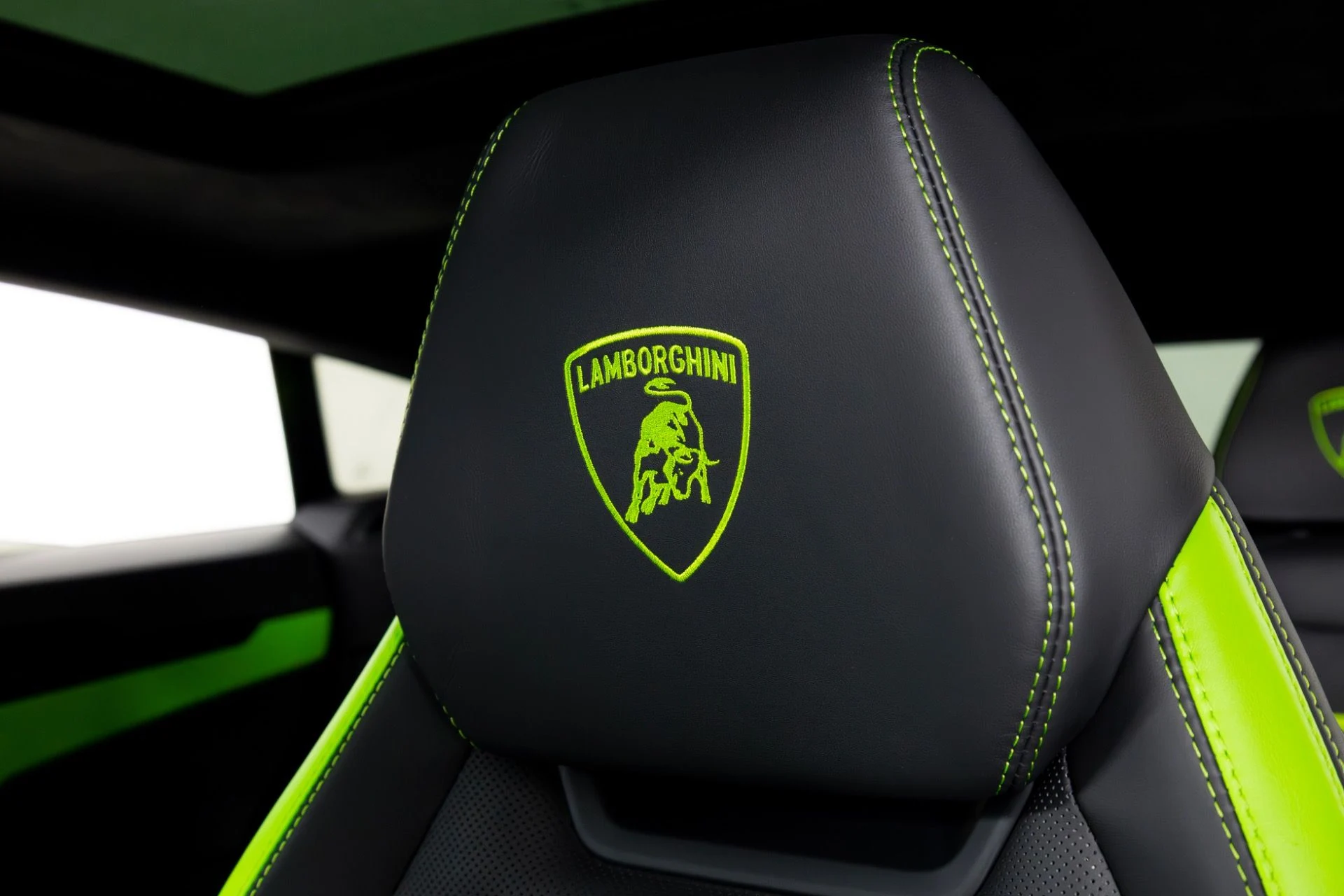 mph015_873632548_Used_2023_Lamborghini_Urus_S_1769555052_5c4ad09120