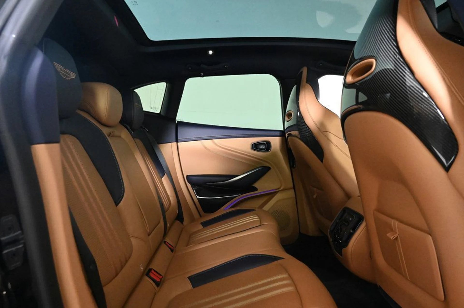 mph015_88678640_new_2026_aston_martin_dbx_707awd_11350_22969414_16_1024_f7d41f376f