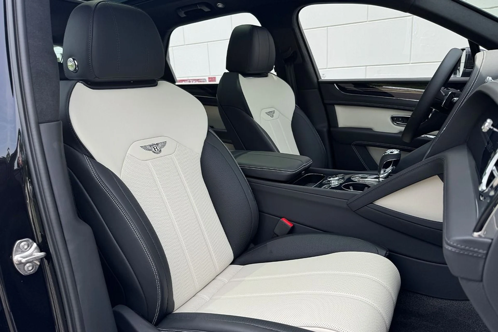 mph015_892524624_New_2025_Bentley_Bentayga_V8_1749227501_ac94ec192d