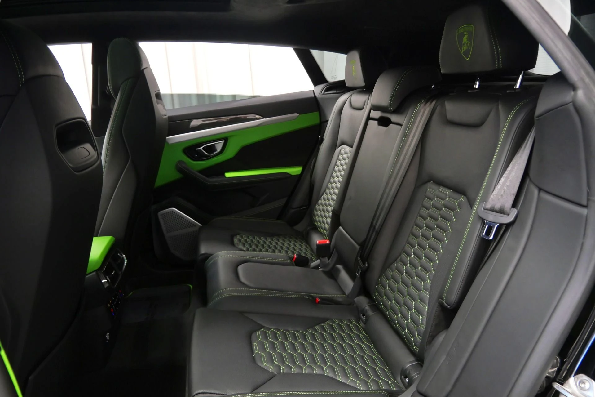 mph015_899304531_Used_2022_Lamborghini_Urus_1761576878_9e17b3f771