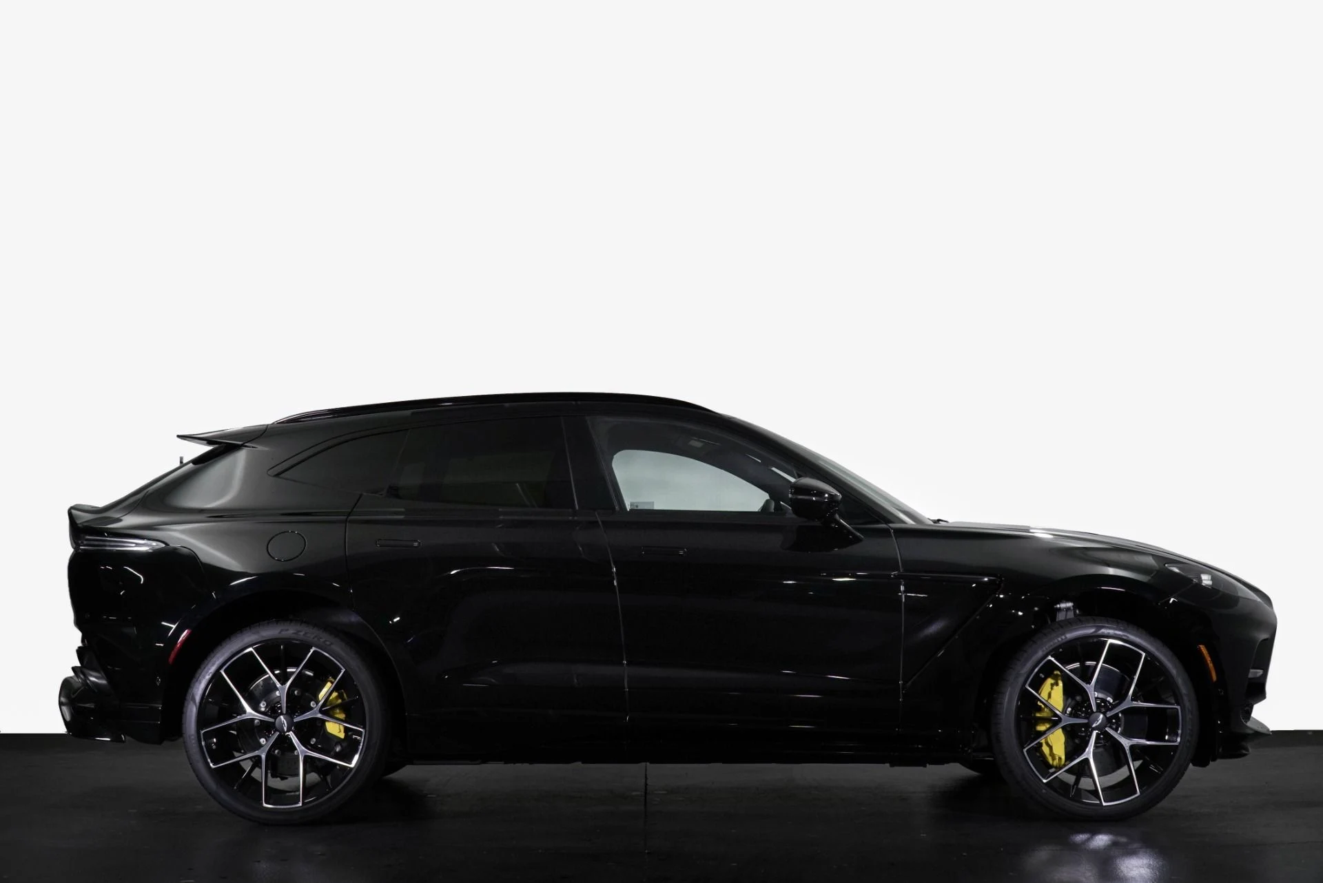 mph015_915414993_New_2026_Aston_Martin_DBX_707_1765560873_5b52caf911