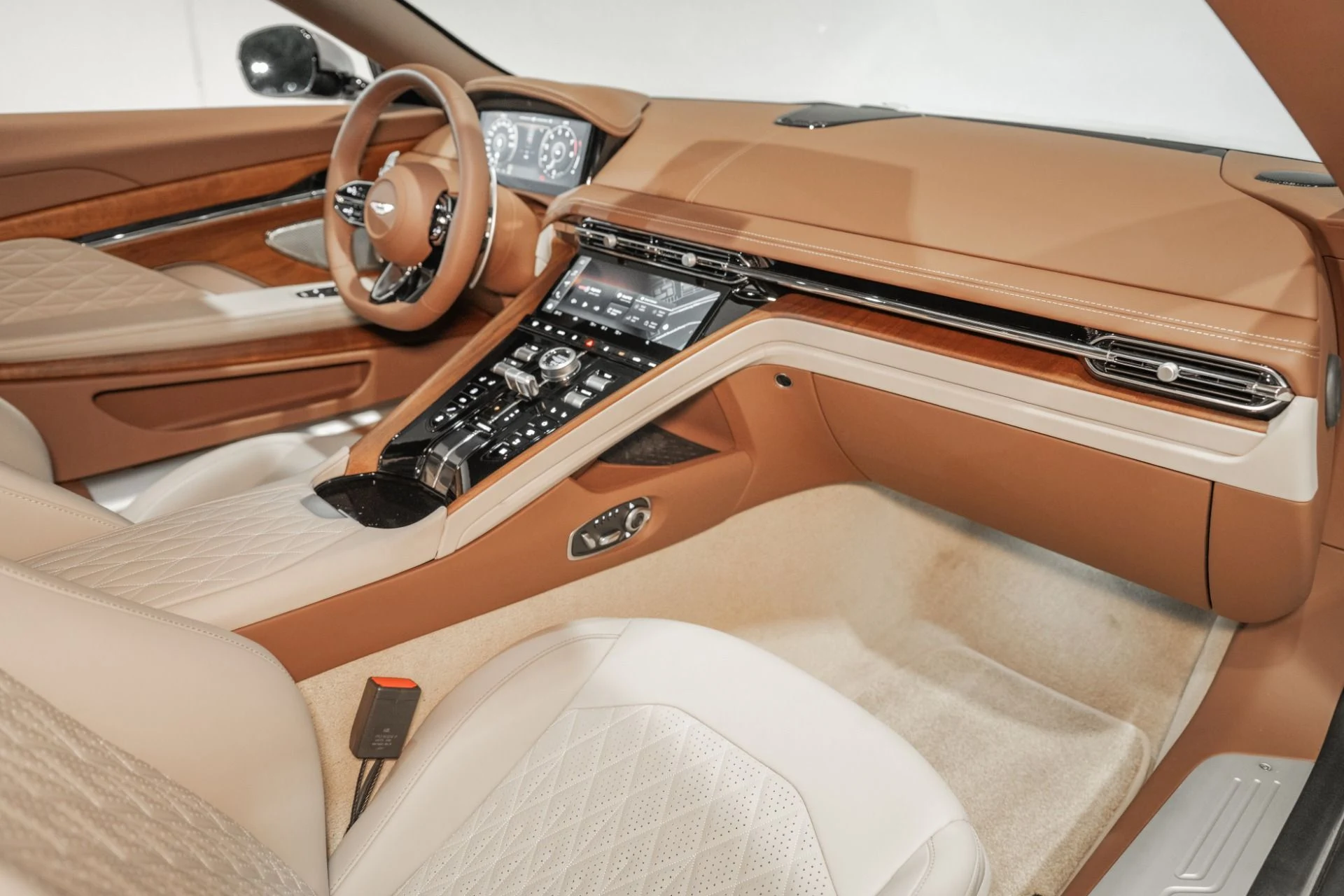 mph015_921296745_Used_2025_Aston_Martin_DB_12_V8_1762356826_6cb14cdc38