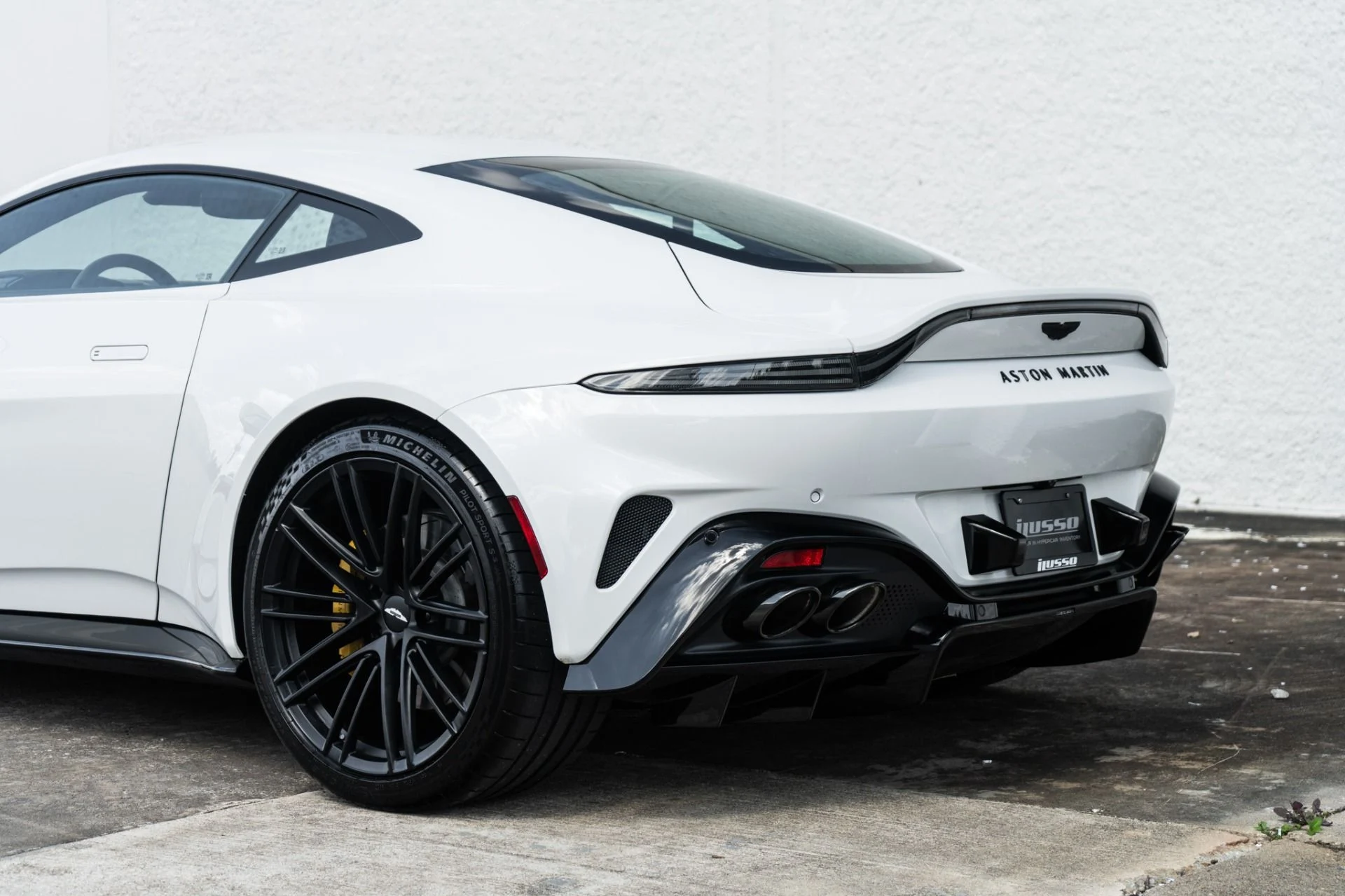mph015_929984171_Used_2025_Aston_Martin_Vantage_1778624403_597495a834
