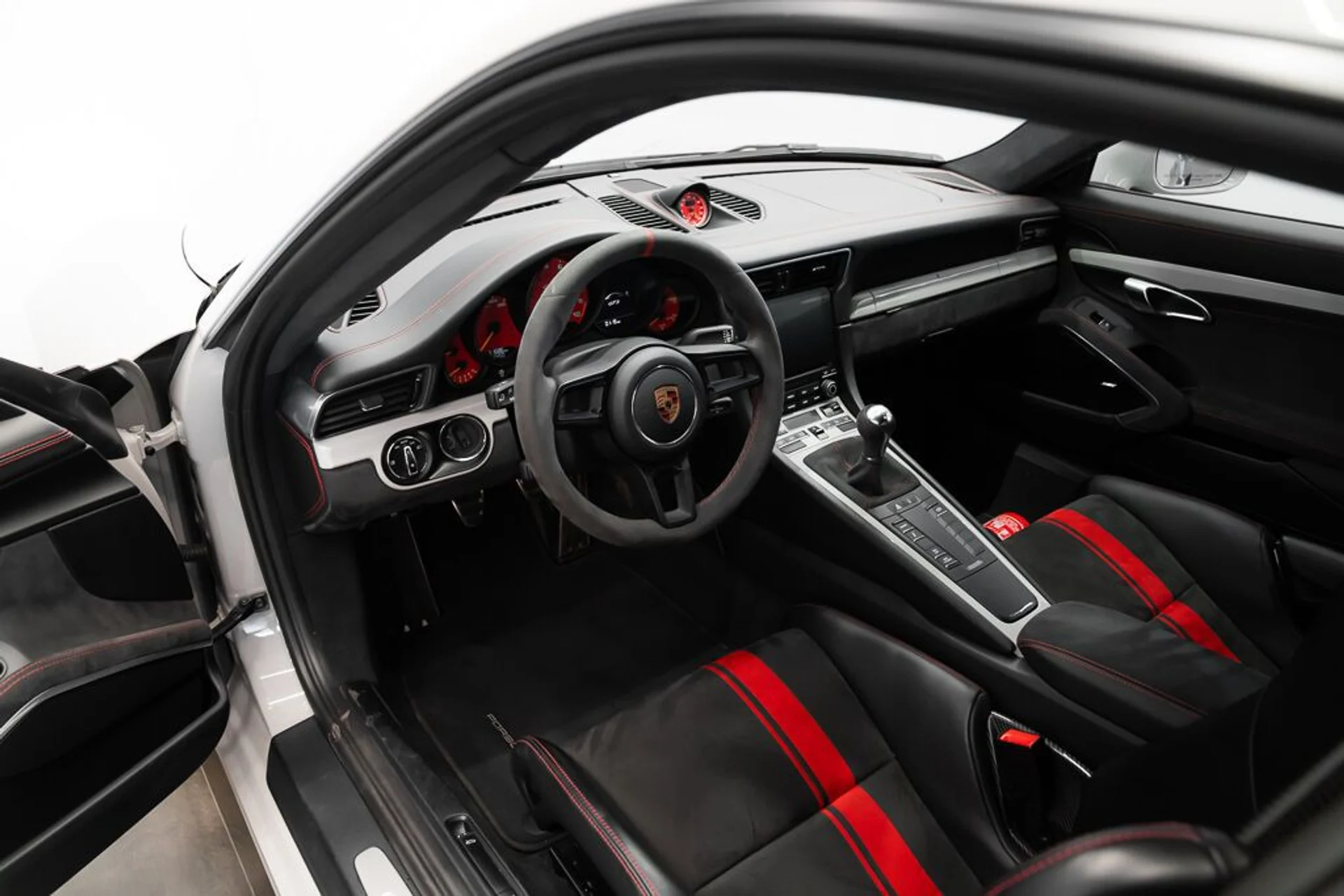 mph015_931438108_porsche_911_2018_jpg_v_1754582232_e5026066f7