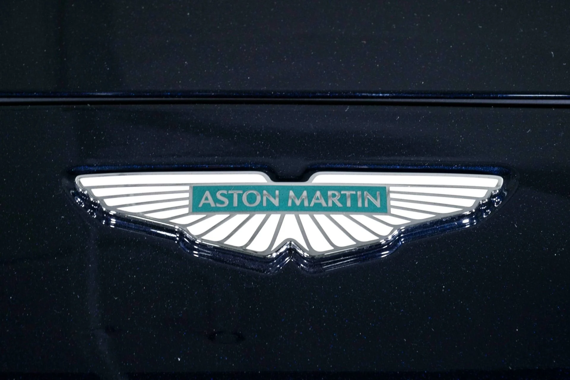 mph015_94724858_New_2026_Aston_Martin_DBX_707_1769300415_87e01a2be6