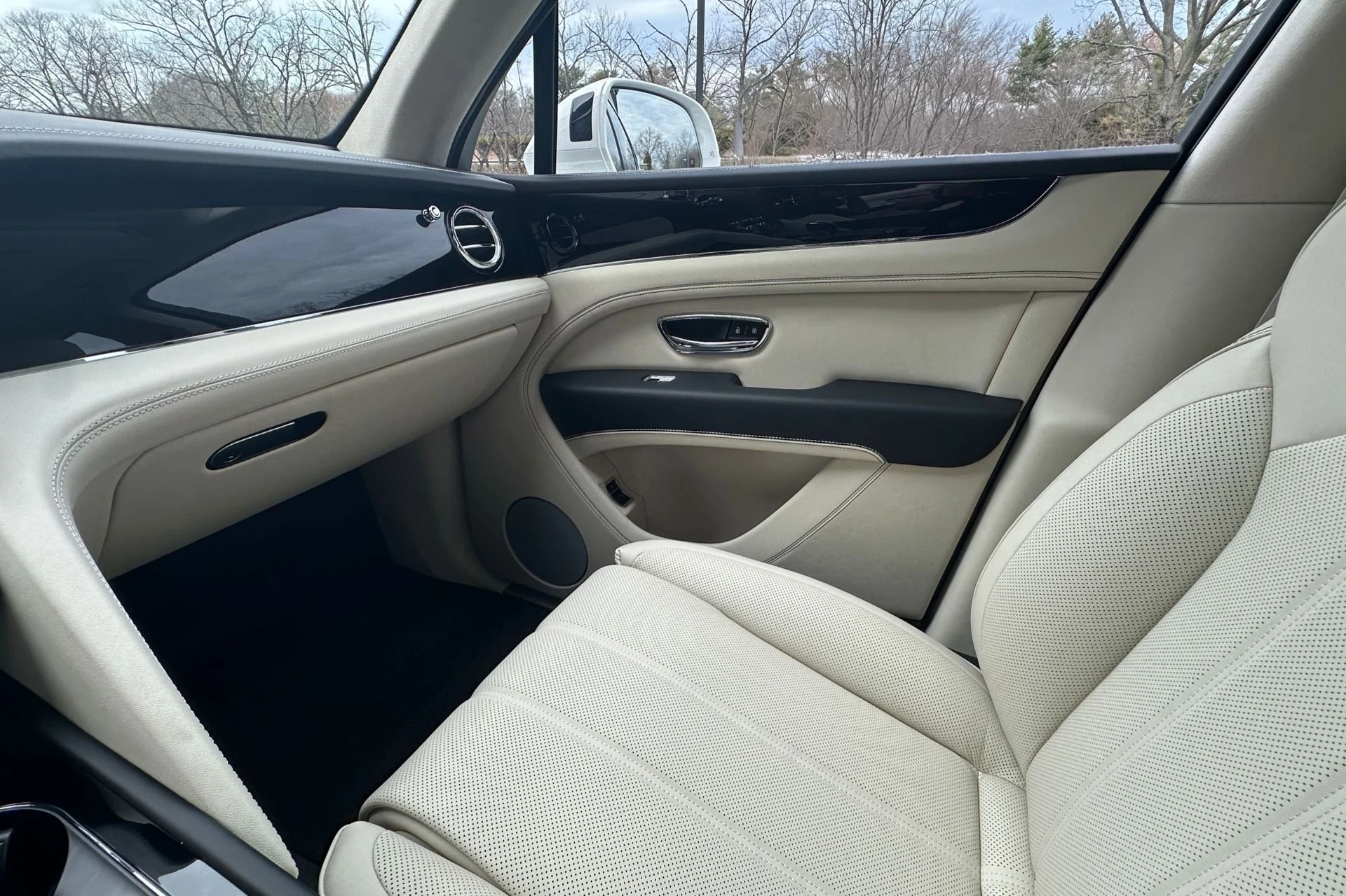 mph015_95672445_Used_2026_Bentley_Bentayga_V8_1786137414_321324500c