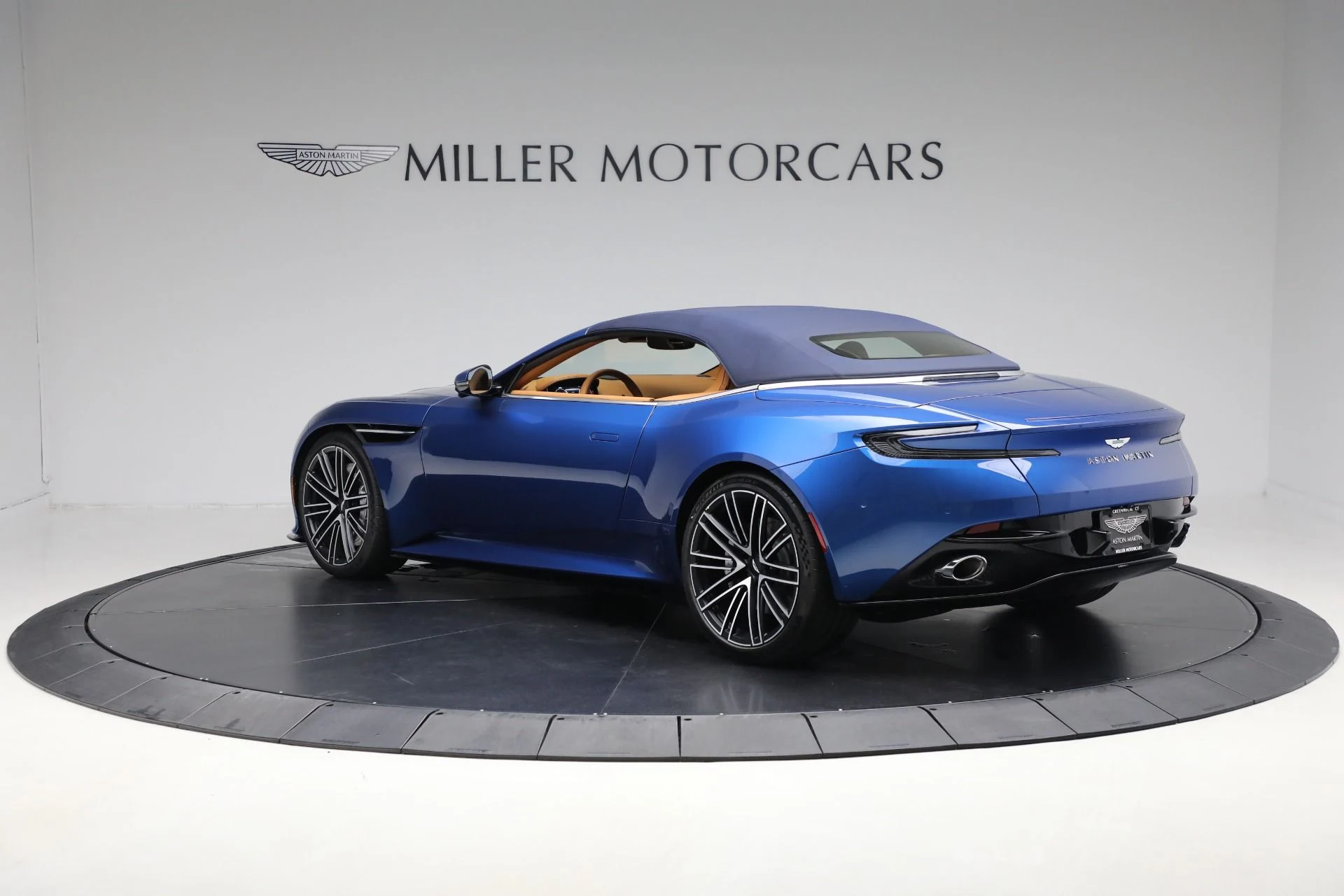 mph015_98943471_New_2025_Aston_Martin_DB_12_Volante_db30dc1ea6