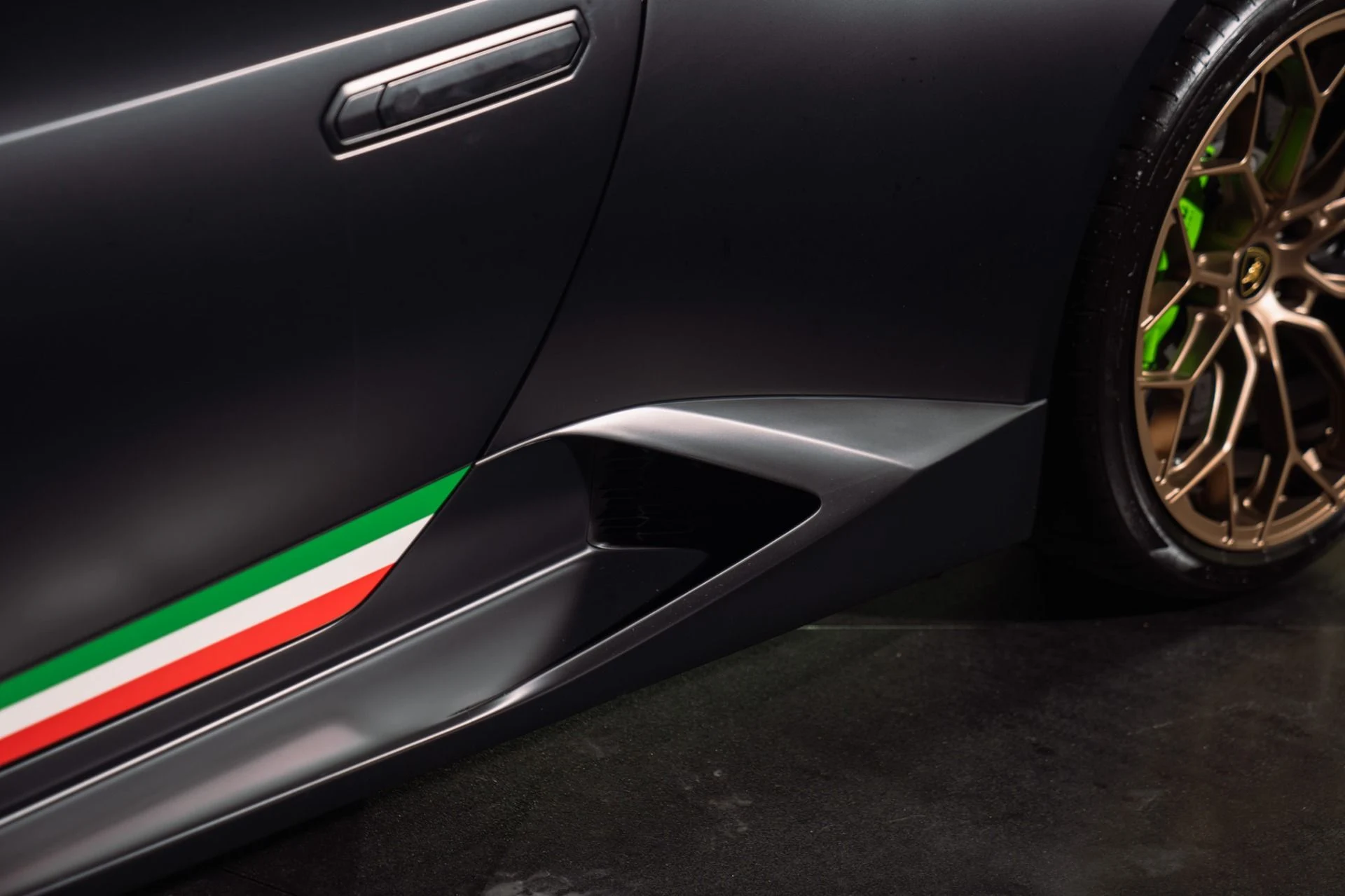 mph015_998178833_Used_2018_Lamborghini_Huracan_LP_640_4_Performante_Ad_Personam_Paint_and_Interior_Massive_Sticker_1791560590_6eea7c6807