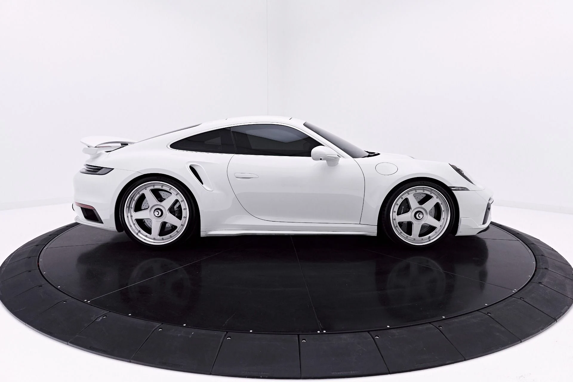 mph016_1003793374_Used_2024_Porsche_911_Turbo_S_1777505235_54286cd91a