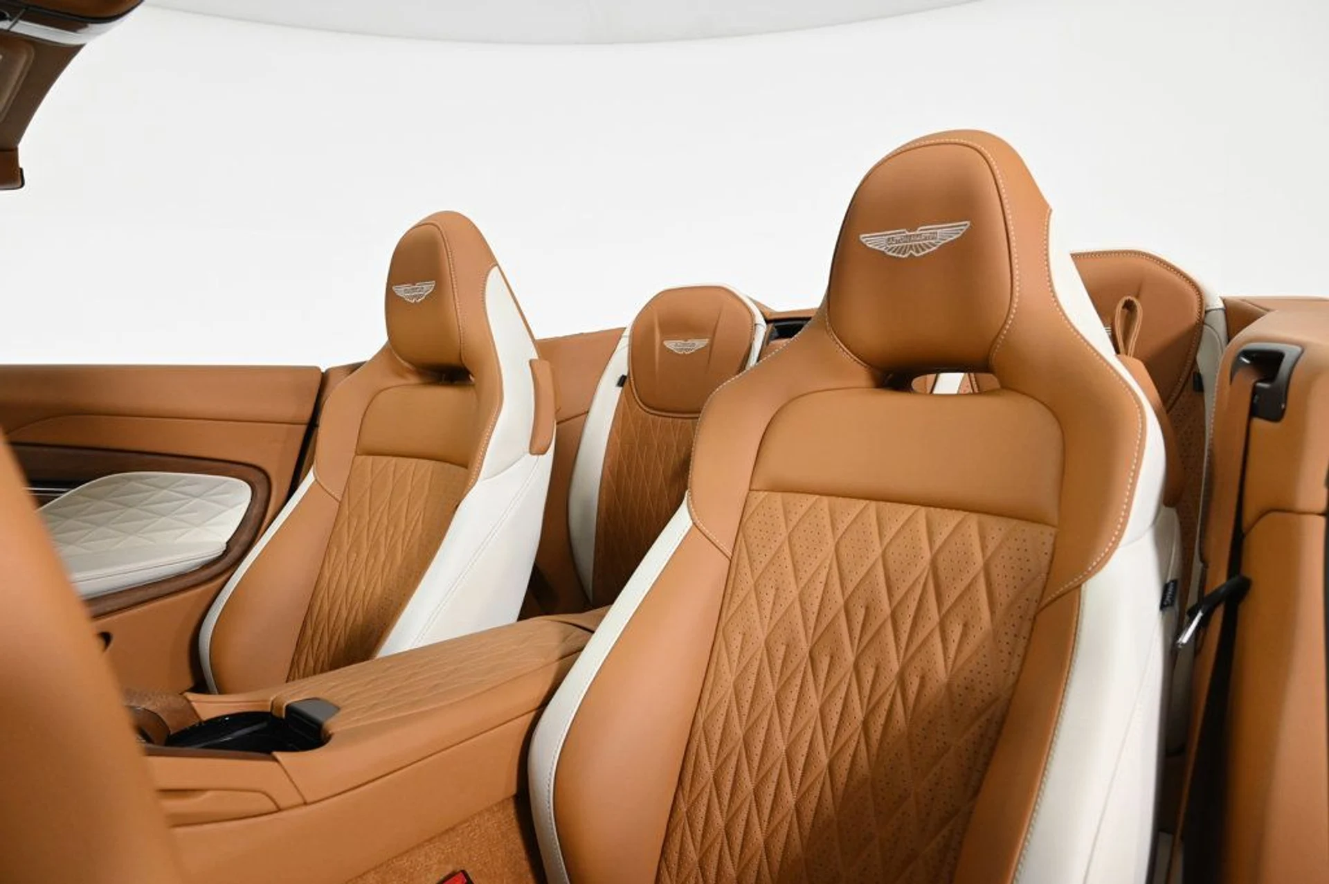 mph016_1003825464_new_2026_aston_martin_db12_11350_22928524_16_1024_3f2ecc7a24