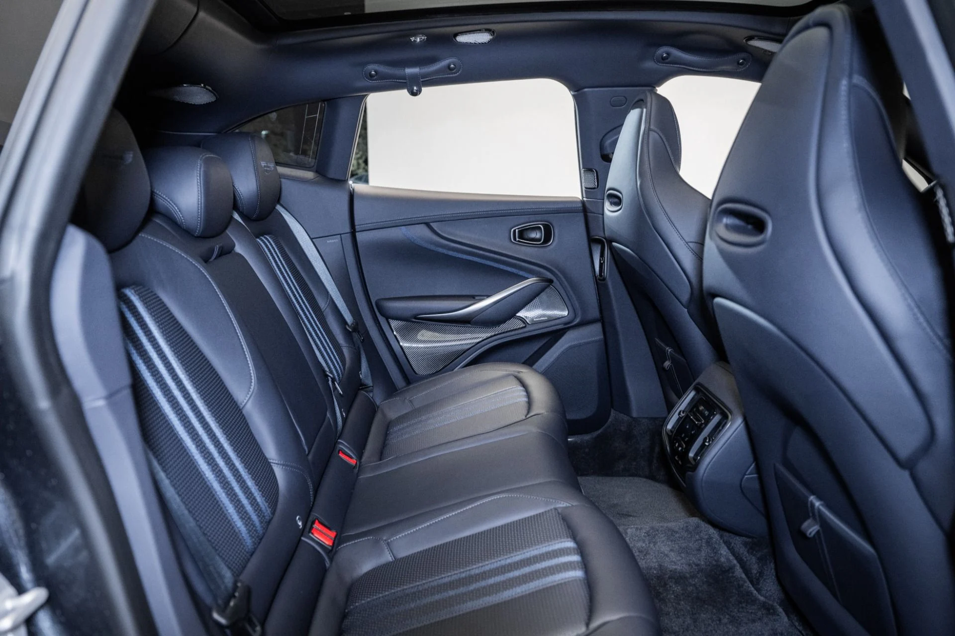 mph016_1005139303_Used_2025_Aston_Martin_DBX_707_1754709382_6e221edc71