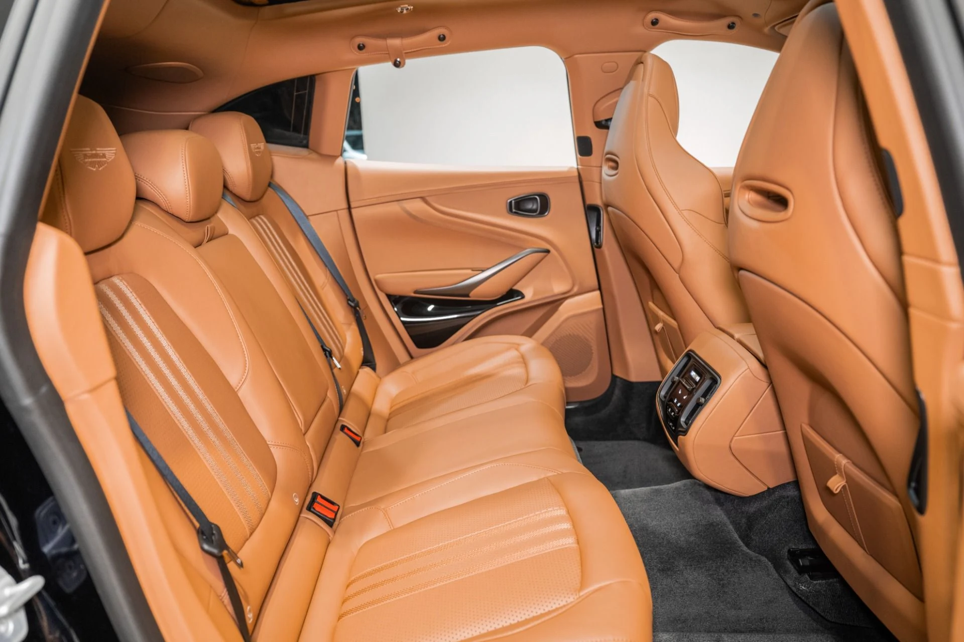 mph016_1007852660_New_2026_Aston_Martin_DBX_707_1765214112_020620c387