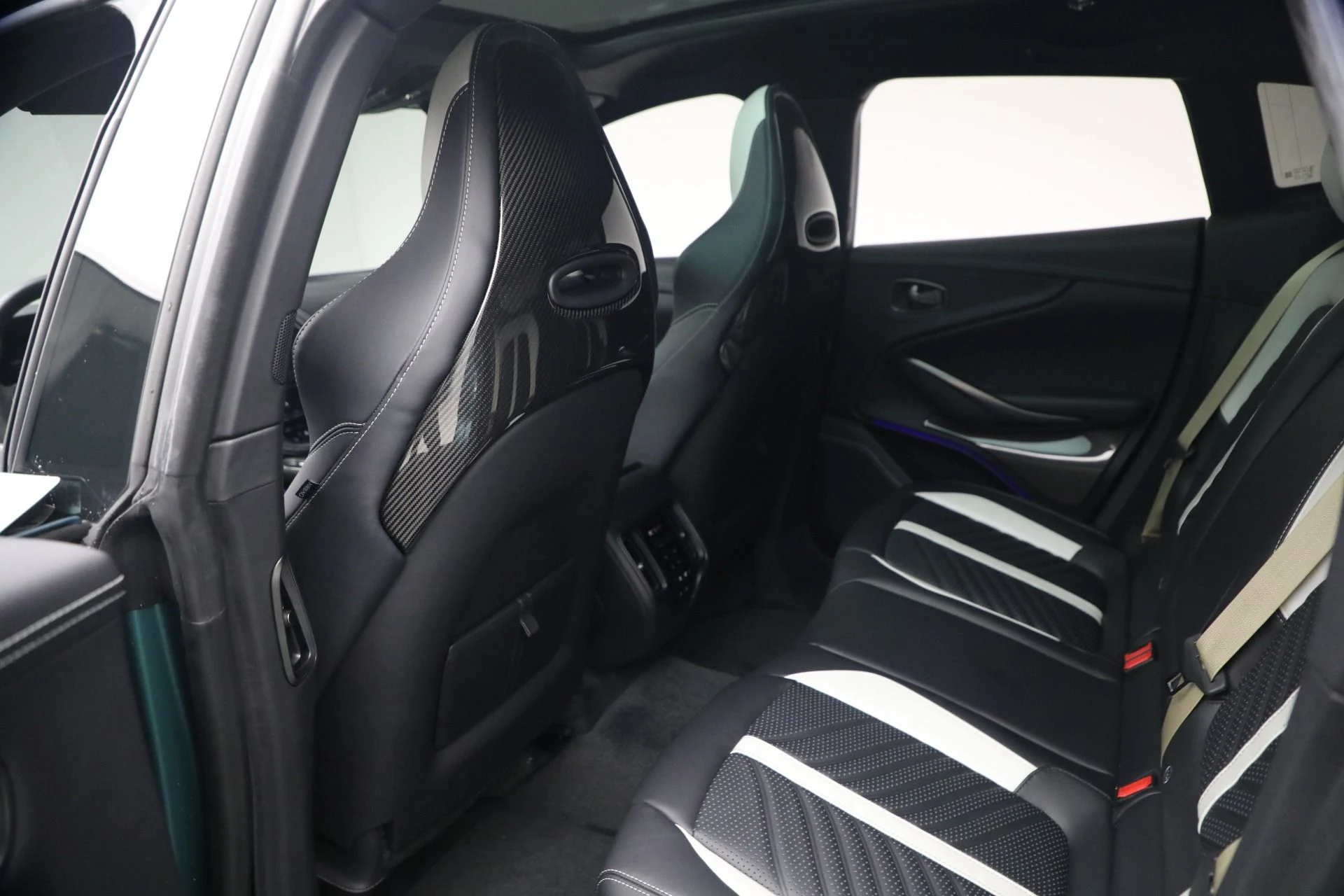 mph016_1013290139_Used_2023_Aston_Martin_DBX_707_1787862886_352f49e51a