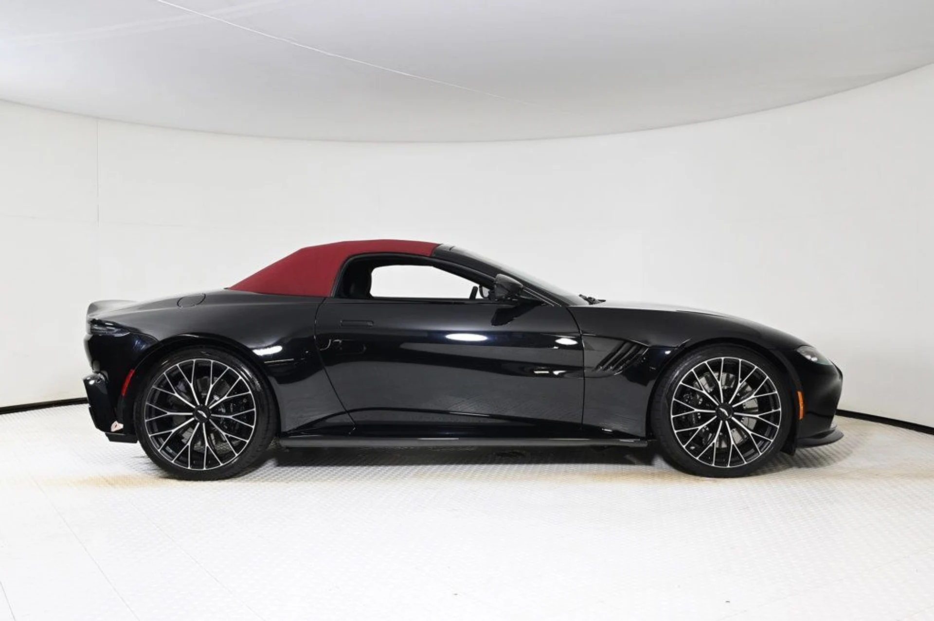 mph016_1020672825_used_2023_aston_martin_vantage_roadster_11350_22920347_16_1024_edb45824a9