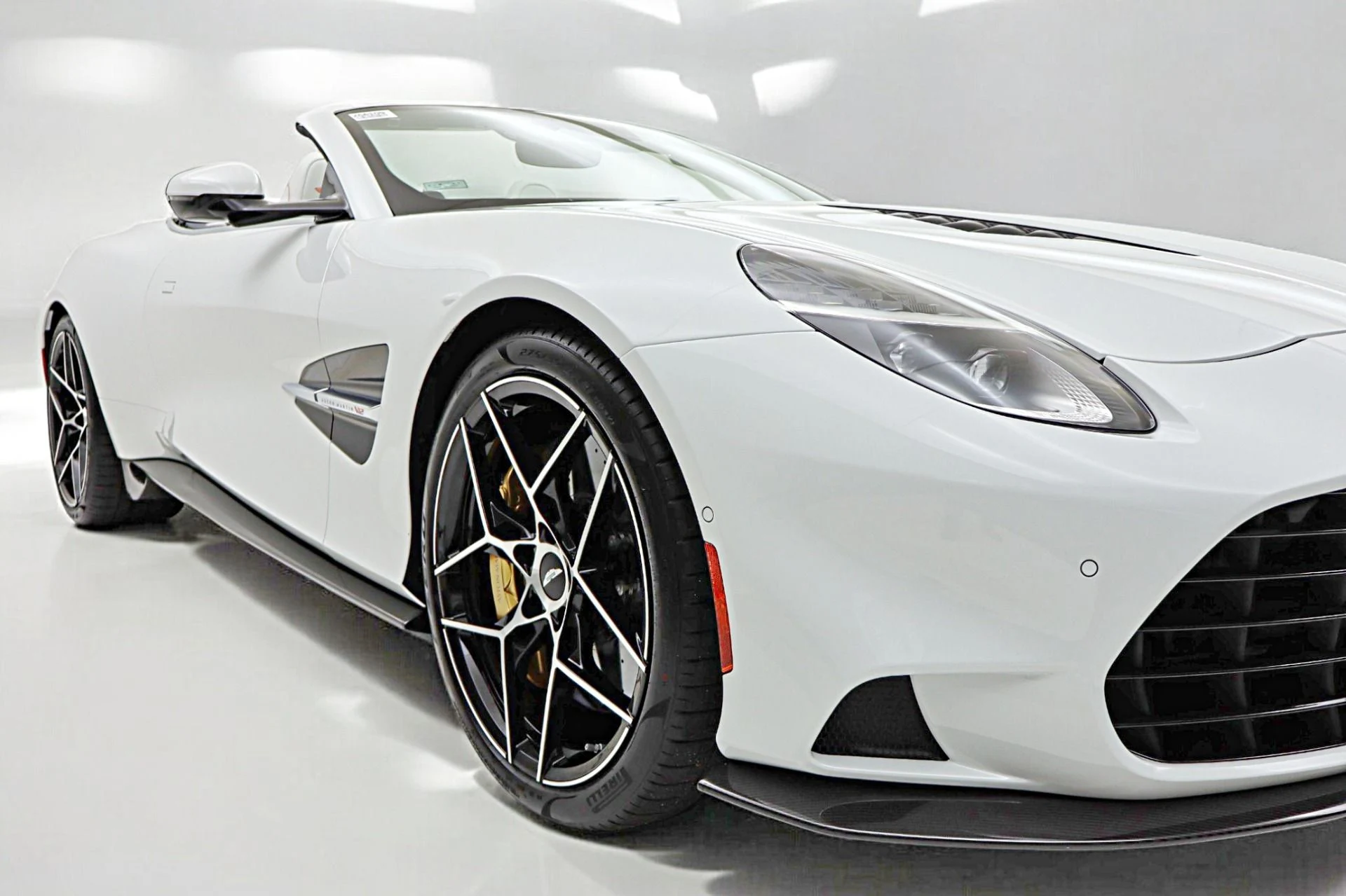 mph016_1040203879_New_2026_Aston_Martin_Vanquish_Volante_bf9e1d658c