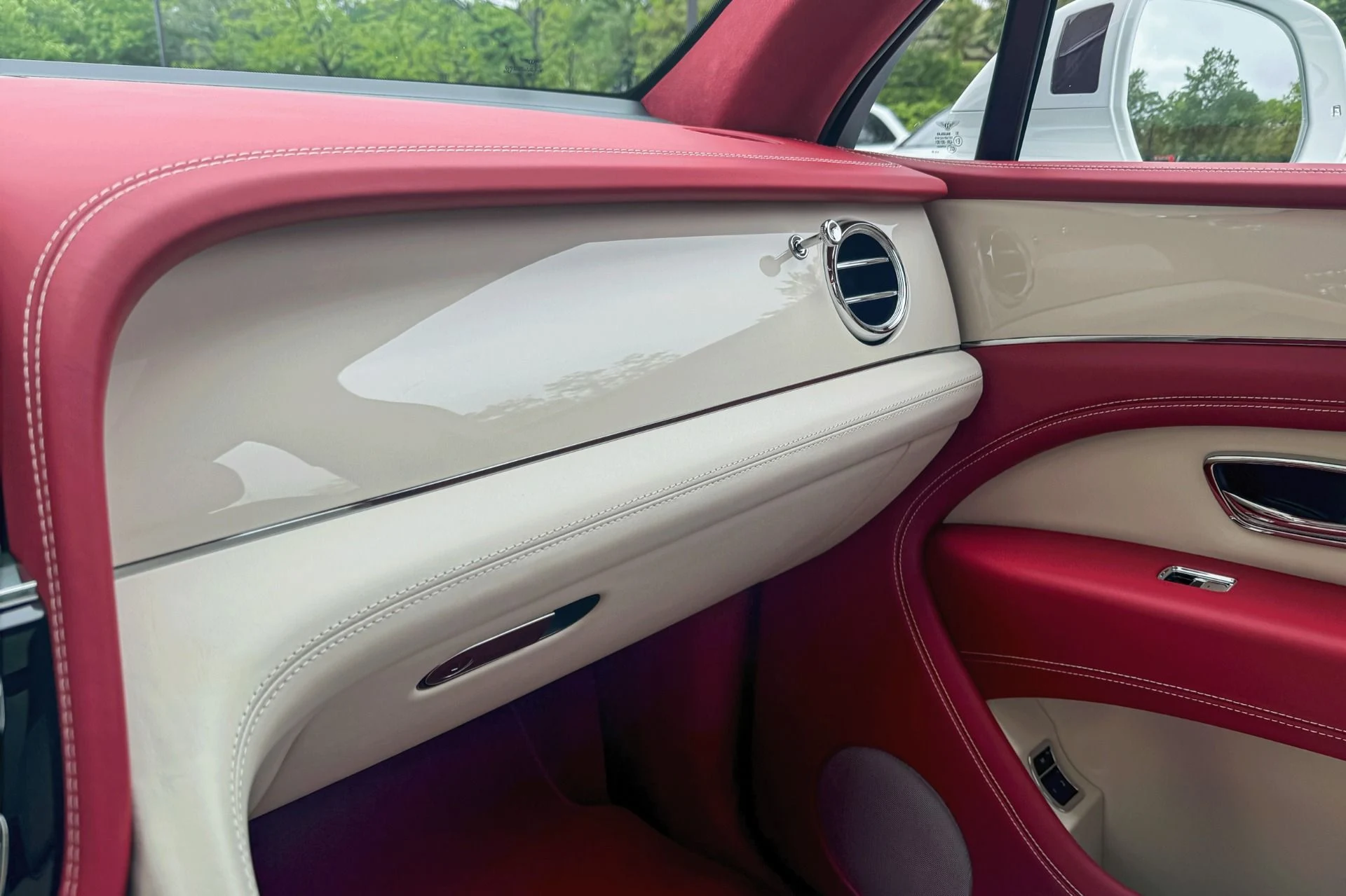 mph016_1042597061_Used_2025_Bentley_Bentayga_V8_1748255294_e368f7282f