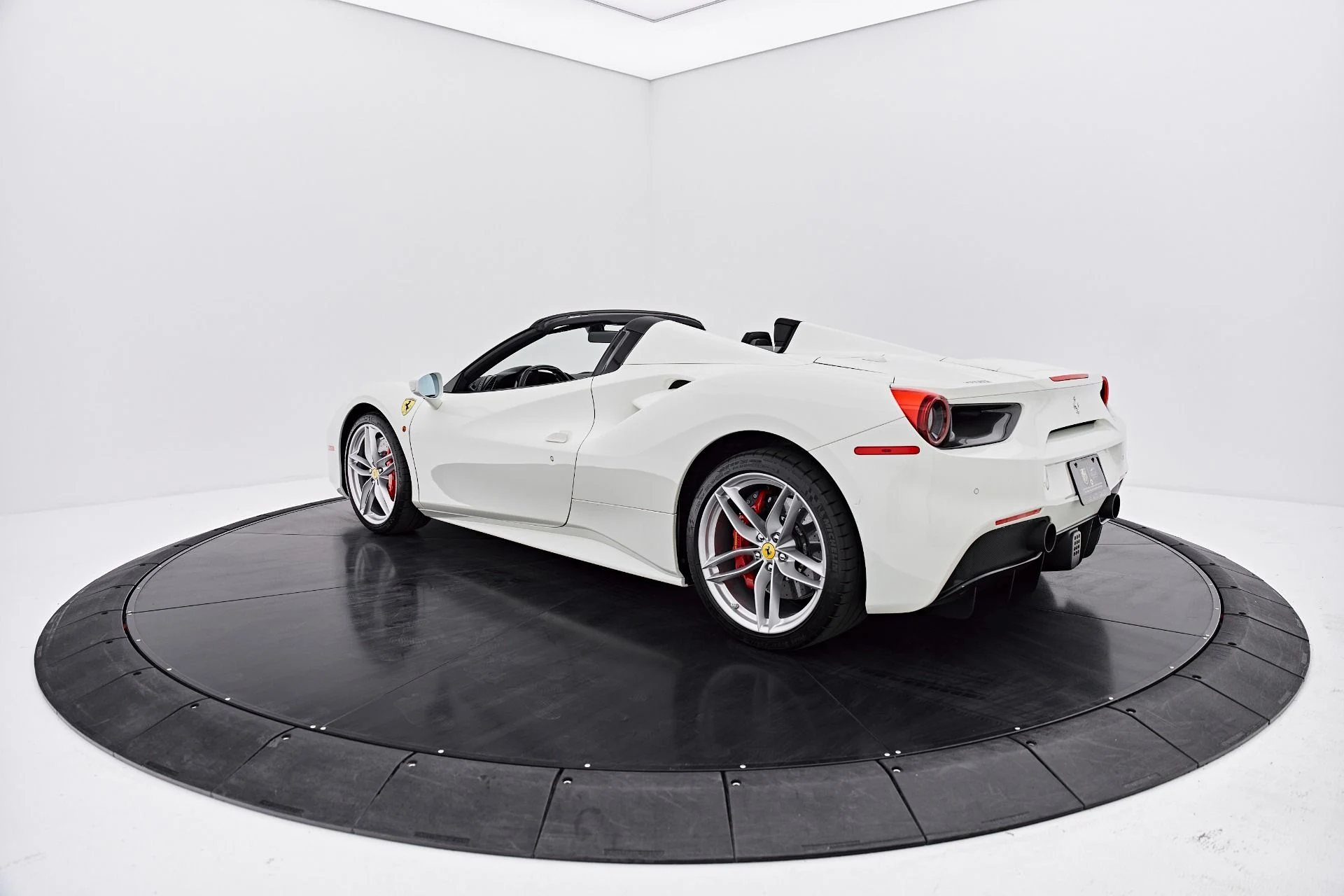 mph016_1050140901_Used_2018_Ferrari_488_Spider_Base_1787888160_e84fee4e09