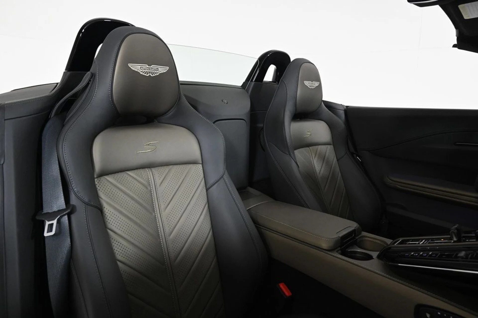 mph016_105205018_used_2026_aston_martin_vantage_s_11350_22984159_16_1024_e0f6cb8462