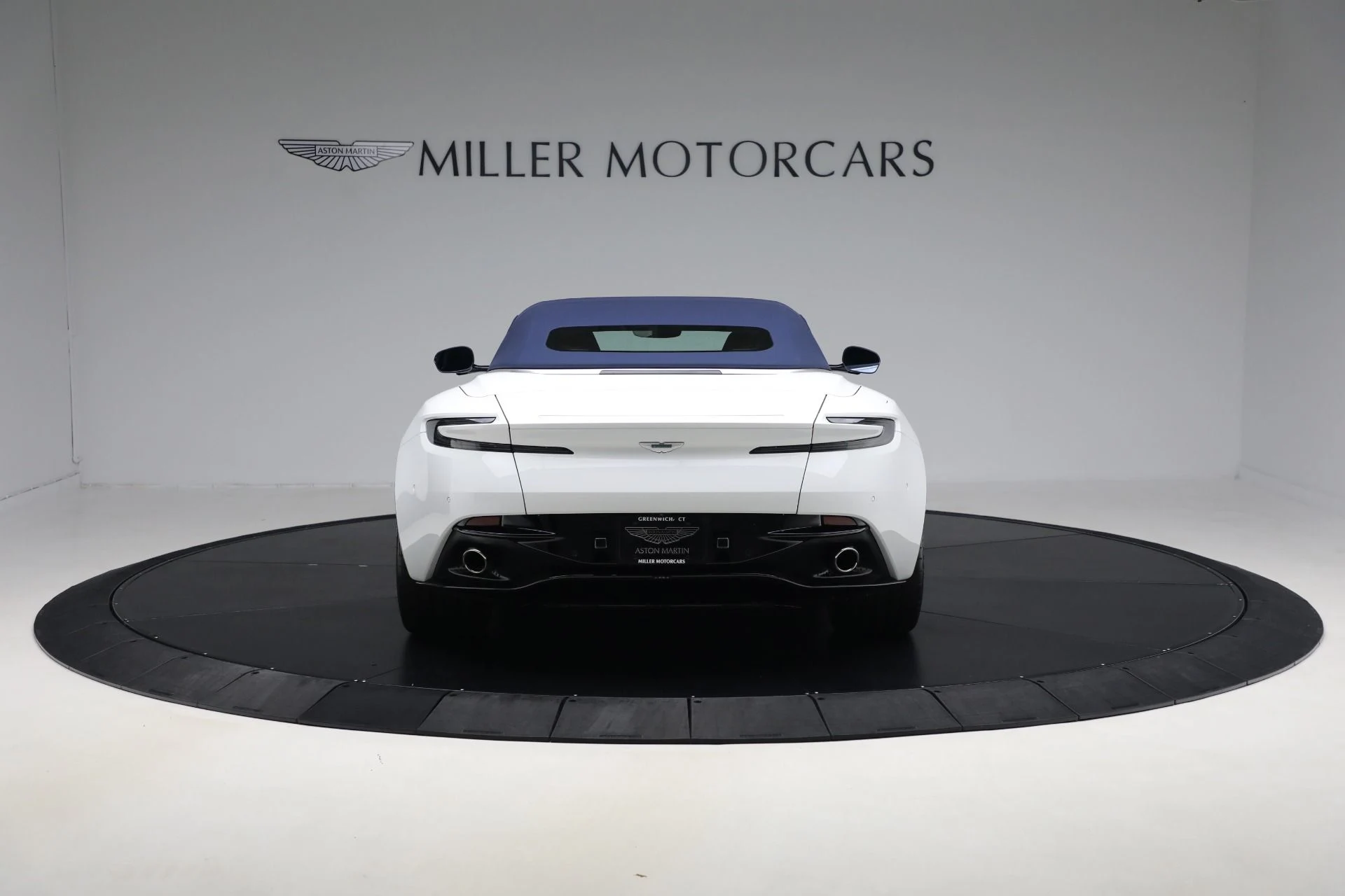 mph016_1054600536_Used_2024_Aston_Martin_DB_12_Volante_53aa12e074