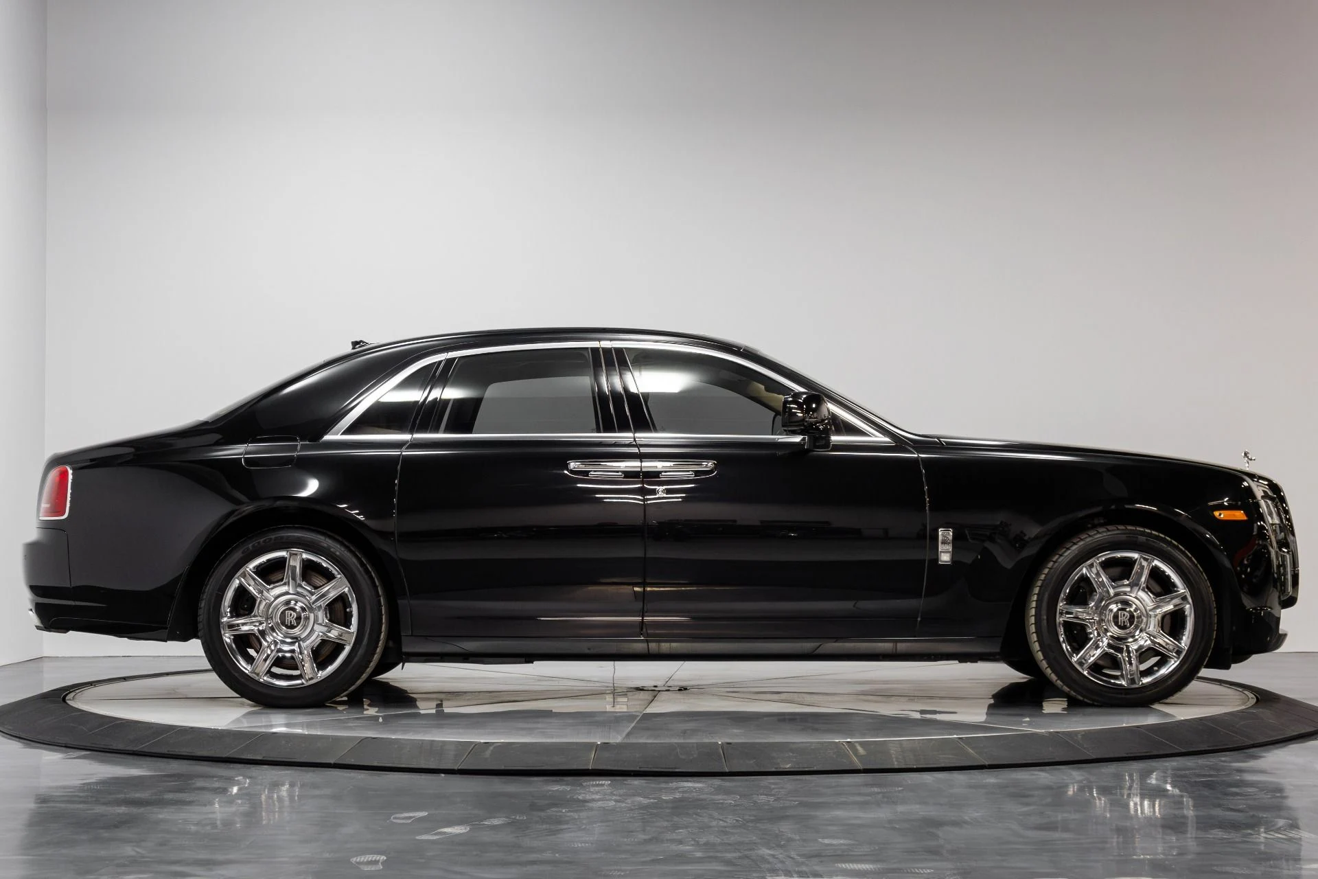 mph016_1059694314_Used_2011_Rolls_Royce_Ghost_1770323942_09c945924f