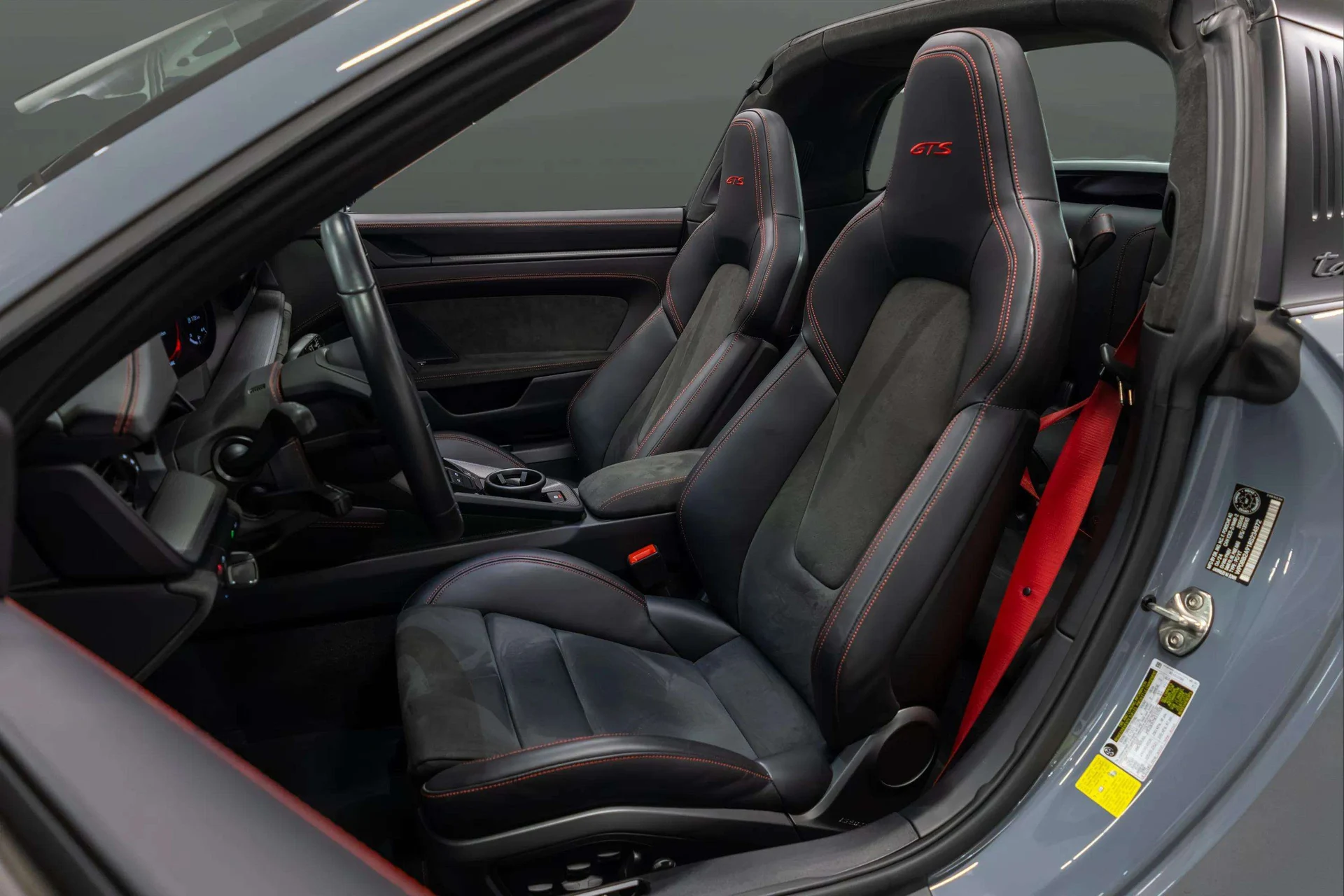 mph016_1068249523_7c78a30e_694b_405d_aeac_70eb572345a0_2_17_Interior_202420_Porsche2091120_Targa20420_GTS_2028_WP_0_BB_2_A91_RS_23487229_22_87064ad2ff