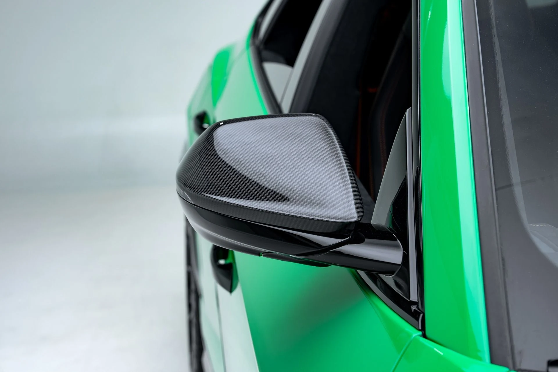 mph016_1074858077_Used_2023_Lamborghini_Urus_Performante_1776977972_2d560dd85d