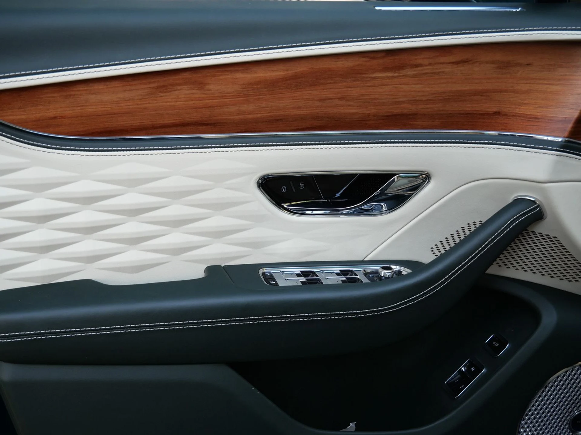 mph016_1089646539_e398f6cf72bba140fcff1c9edb1cc6aex_7949376f3d