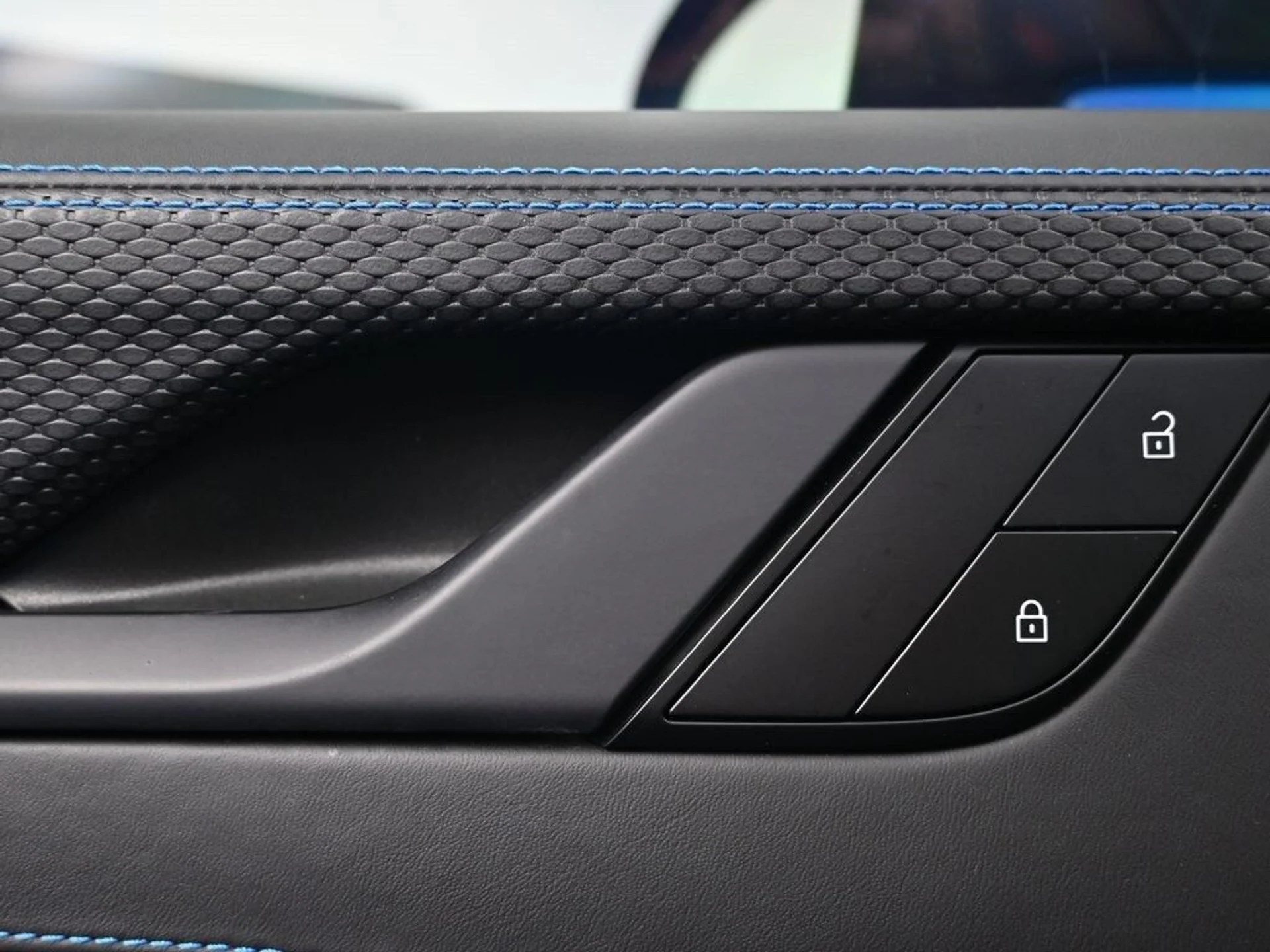 mph016_1100510775_5dd643607e644218c88e6b9c76f96b63x_0840b6e7c5