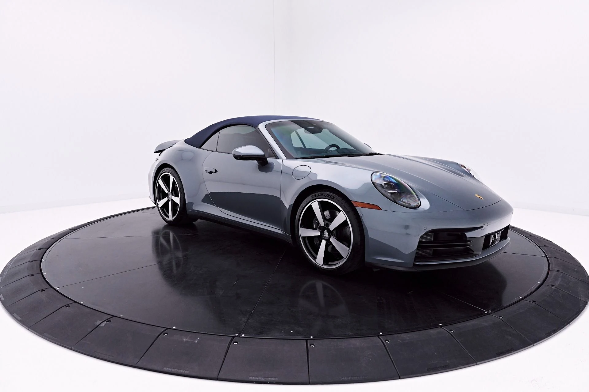 mph016_1104091751_Used_2025_Porsche_911_Carrera_1777504758_483d37acf3