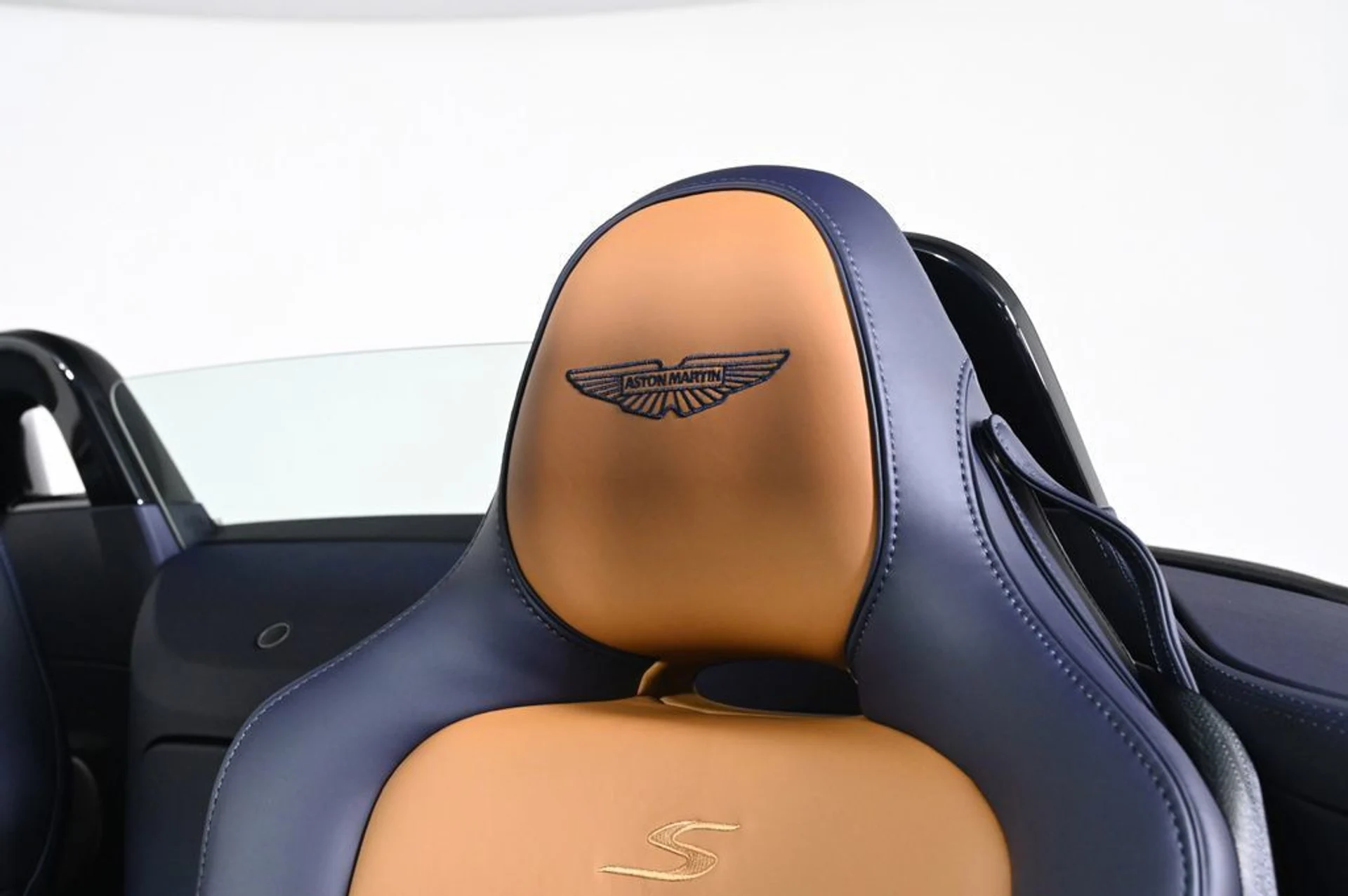 mph016_1111714059_new_2026_aston_martin_vantage_sroadster_11350_23021666_17_1024_2a4cfc9291