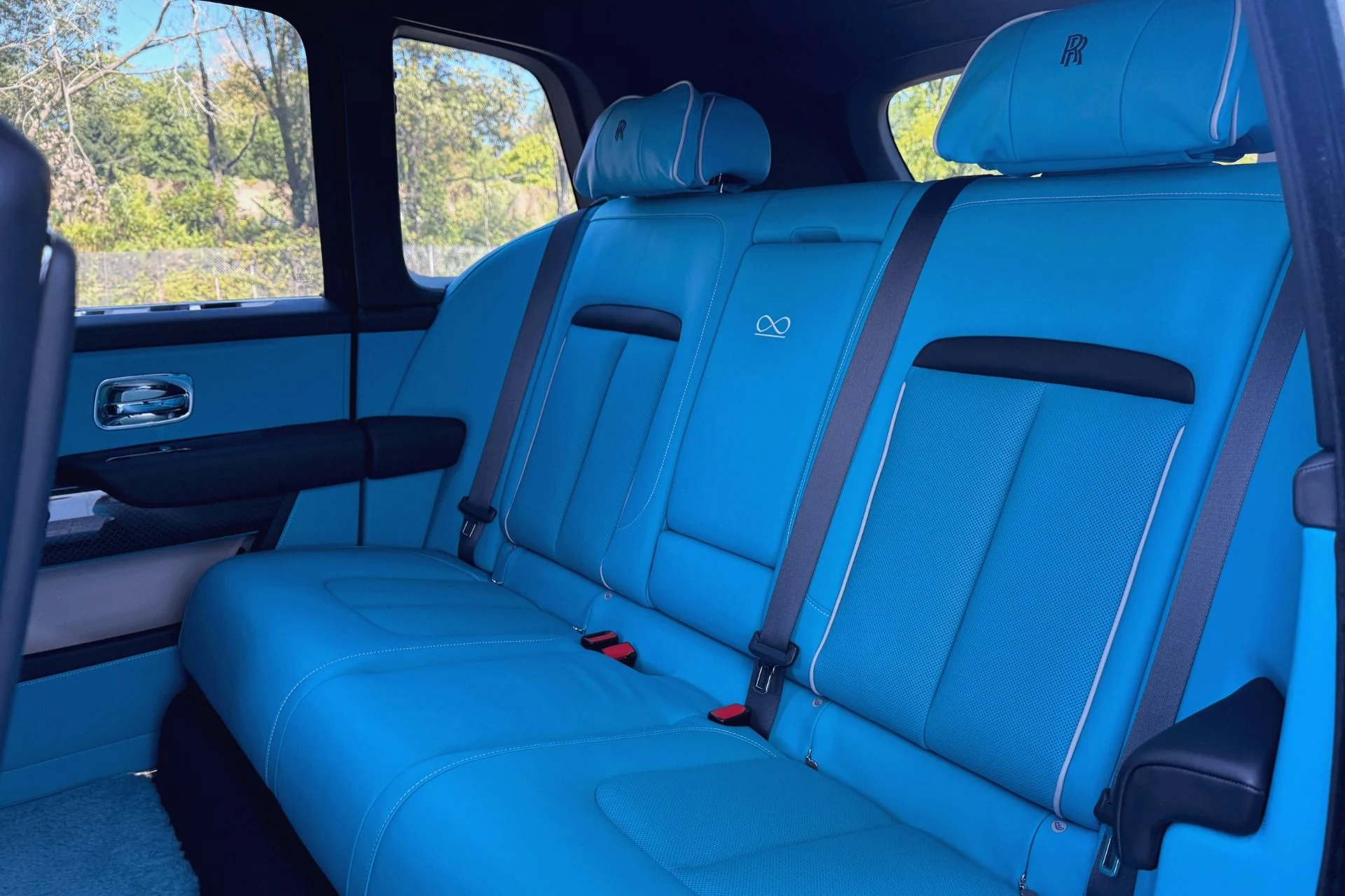 mph016_1111977305_Used_2022_Rolls_Royce_Black_Badge_Cullinan_1758544859_b8eb123df6