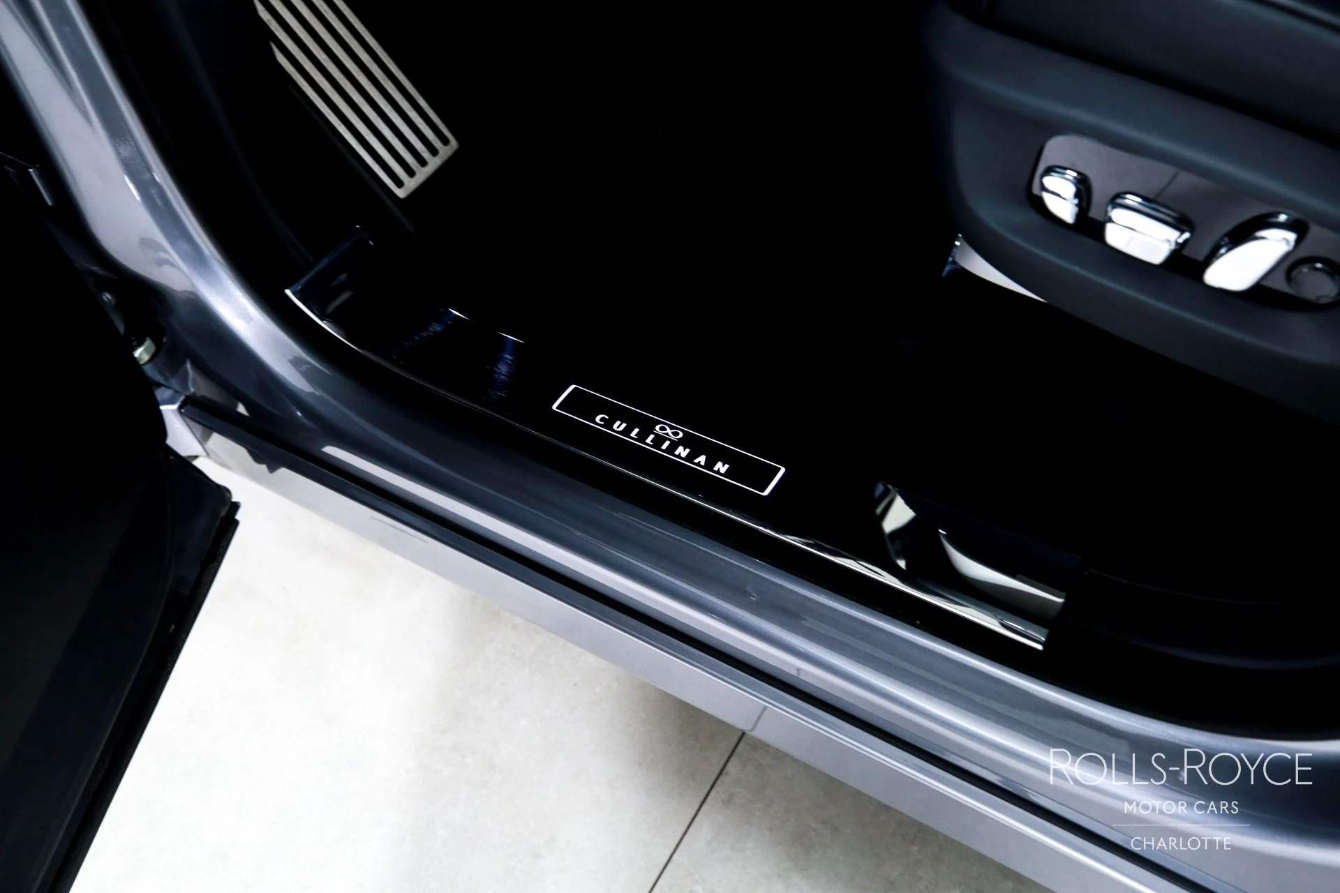 mph016_1117966393_Used_2026_Rolls_Royce_Black_Badge_Cullinan_1771362951_feaf50e217