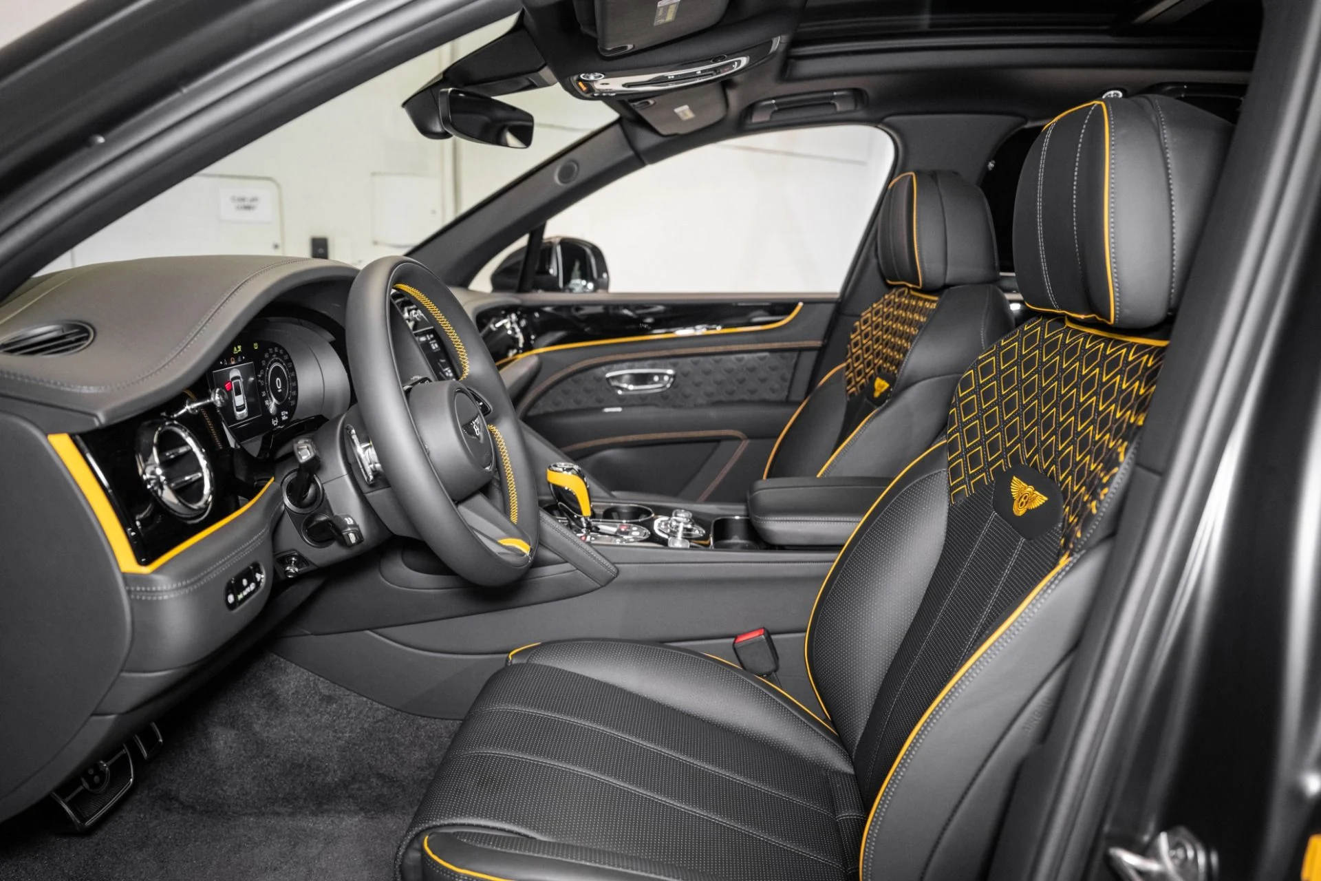 mph016_1127327585_Used_2024_Bentley_Bentayga_Azure_V8_1758720540_124bce0bb8