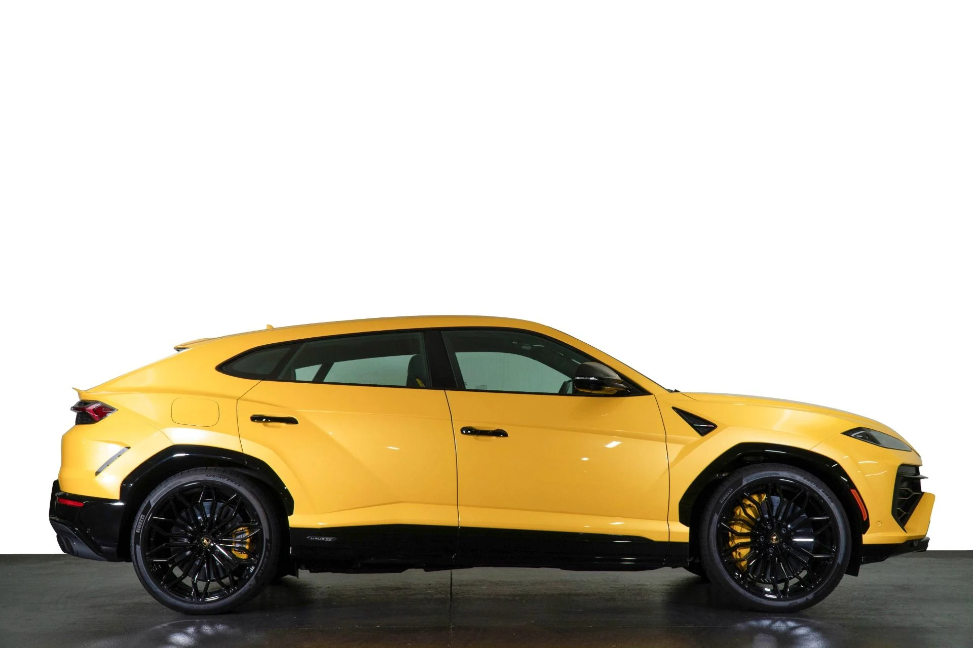 mph016_115772652_Used_2025_Lamborghini_Urus_SE_1777525057_9afff28905