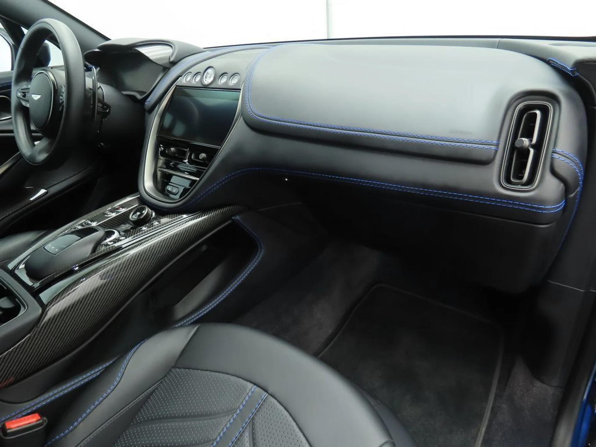 mph016_1178005034_used_2023_aston_martin_dbx_707awd_8119_22979398_17_1024_72746ff307