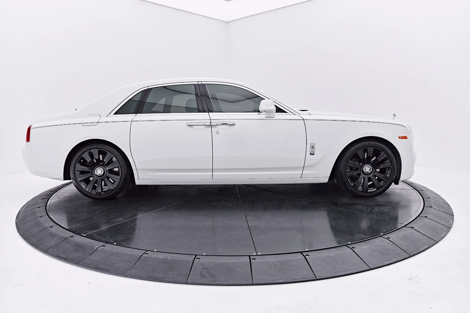 mph016_1187772985_Used_2018_Rolls_Royce_Ghost_Base_1787073515_44b7644dc9